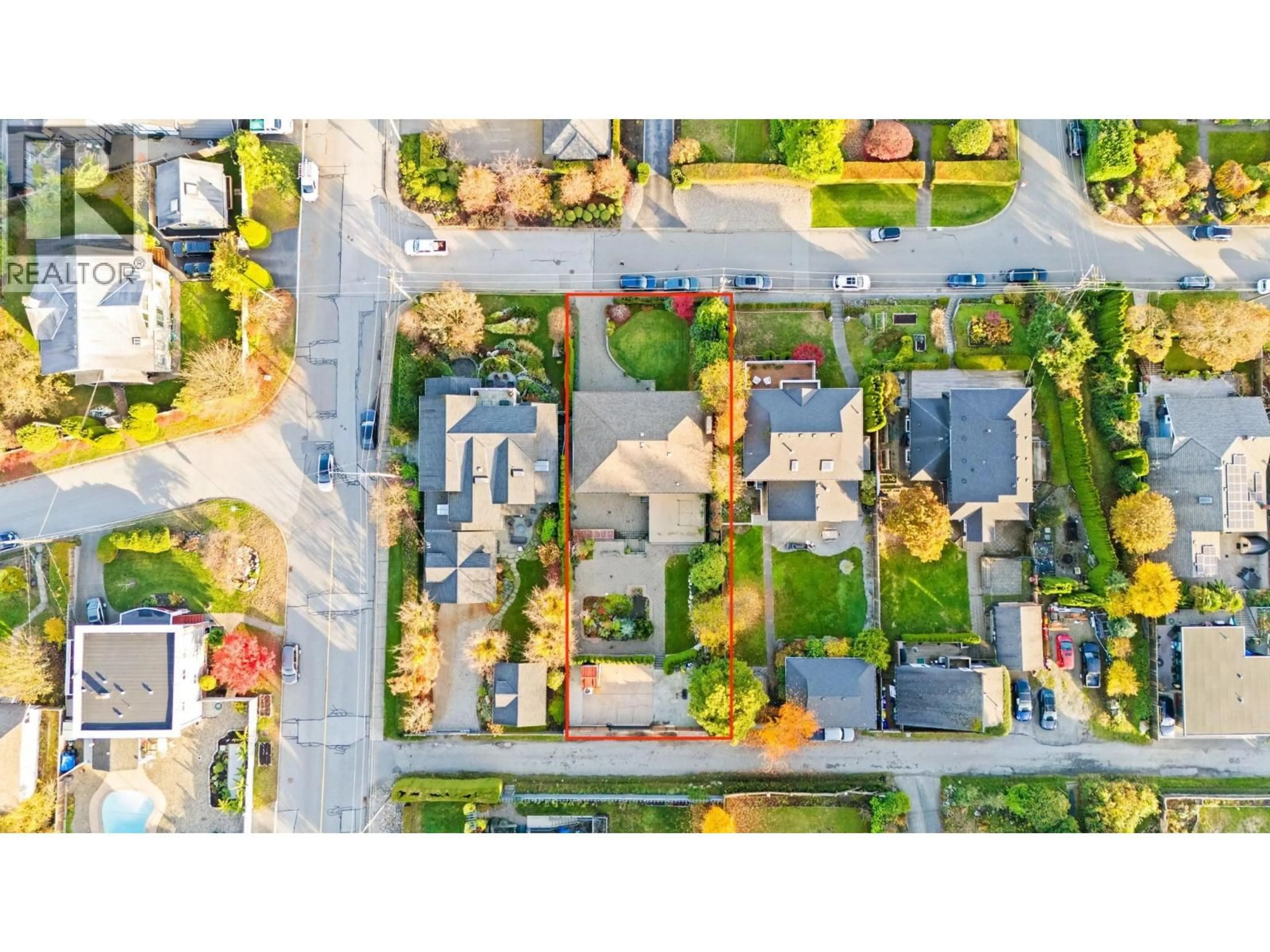 A pic from outside/outdoor area/front of a property/back of a property/a pic from drone, street for 463 BEACHVIEW DRIVE, North Vancouver British Columbia V7G1P5