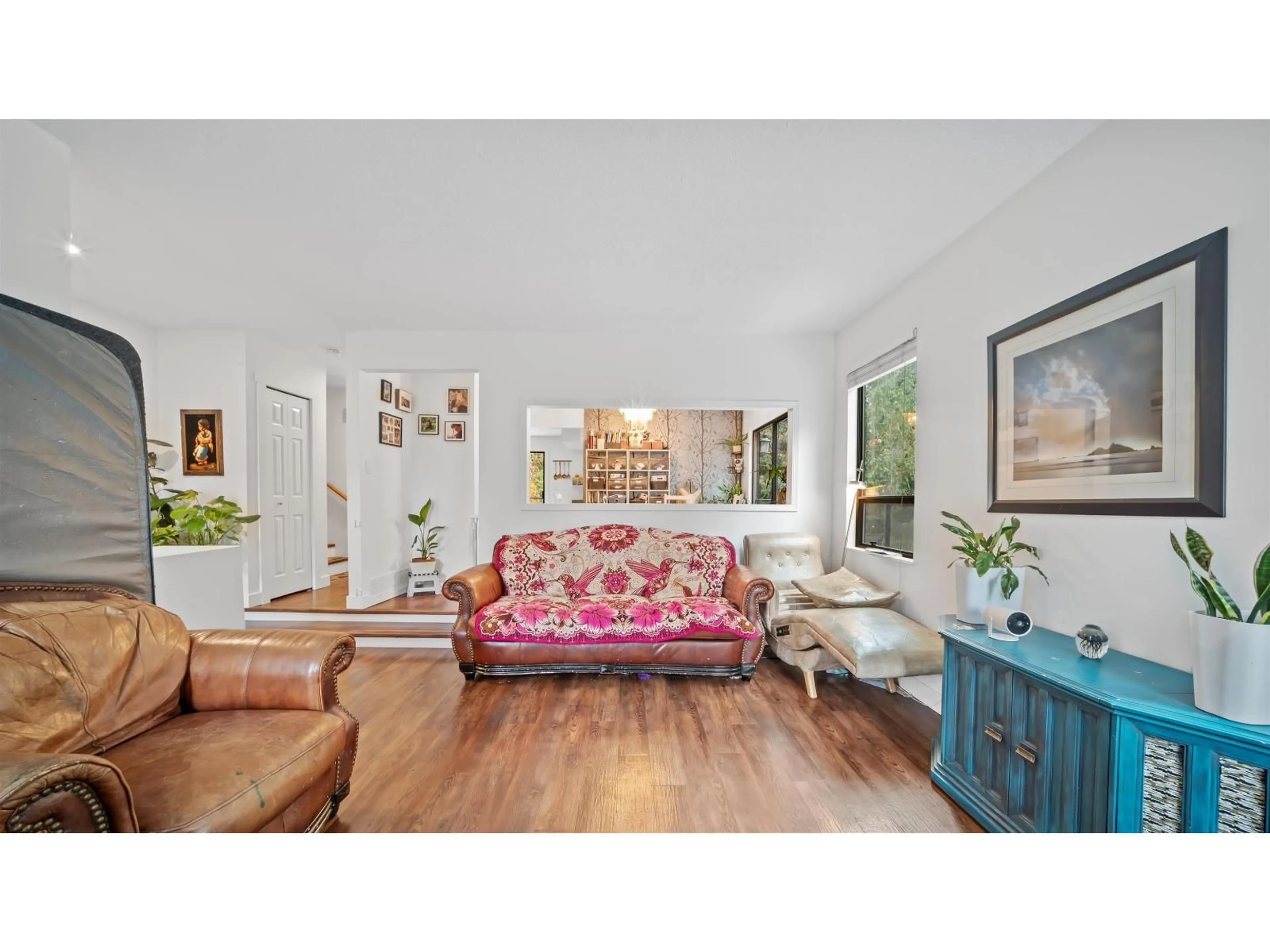 Living room with furniture, wood/laminate floor for 2250 SENTINEL, Abbotsford British Columbia V2S5E5