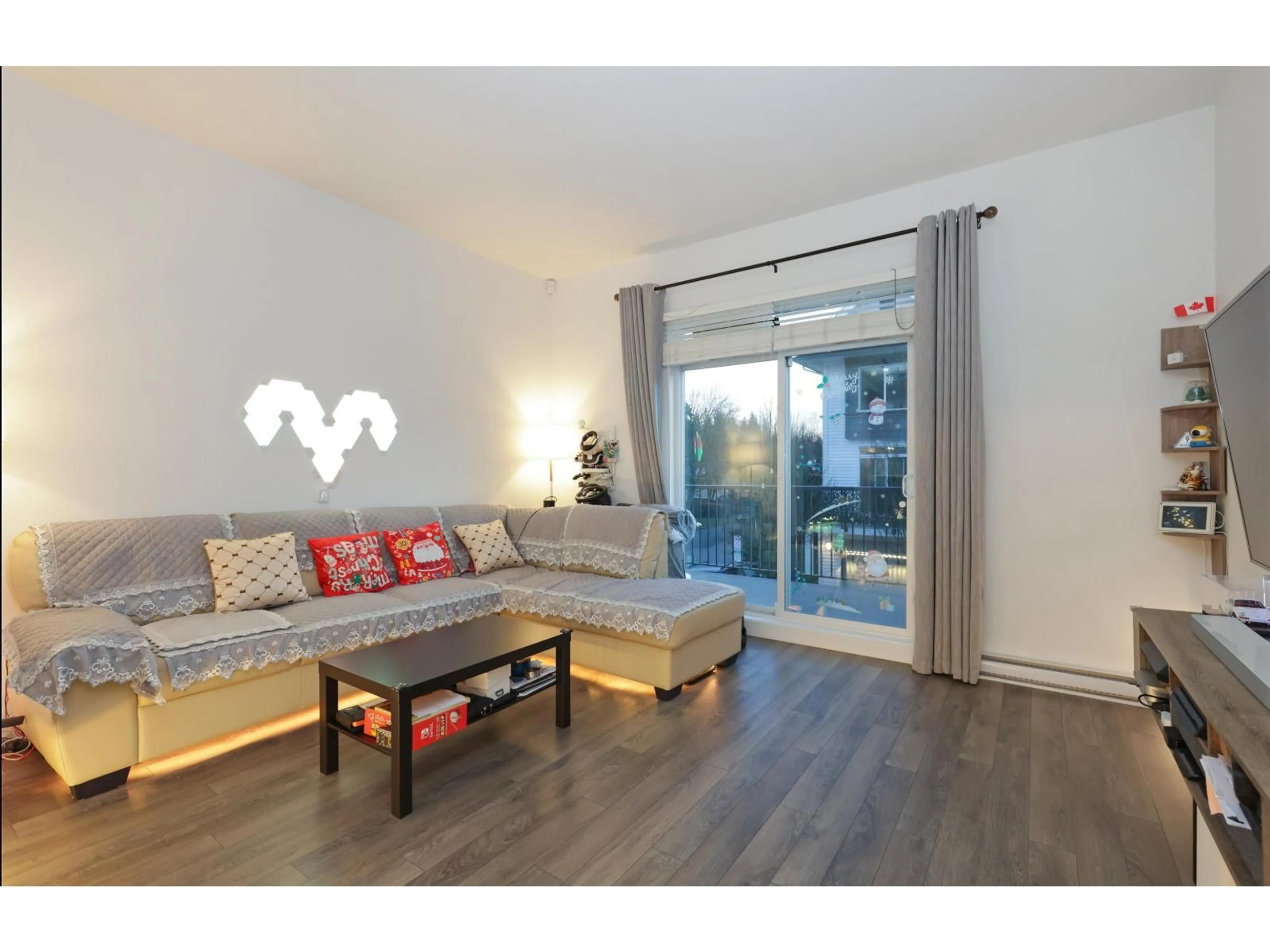 Living room with furniture, wood/laminate floor for 113 - 15230 GUILDFORD, Surrey British Columbia V3R0C8