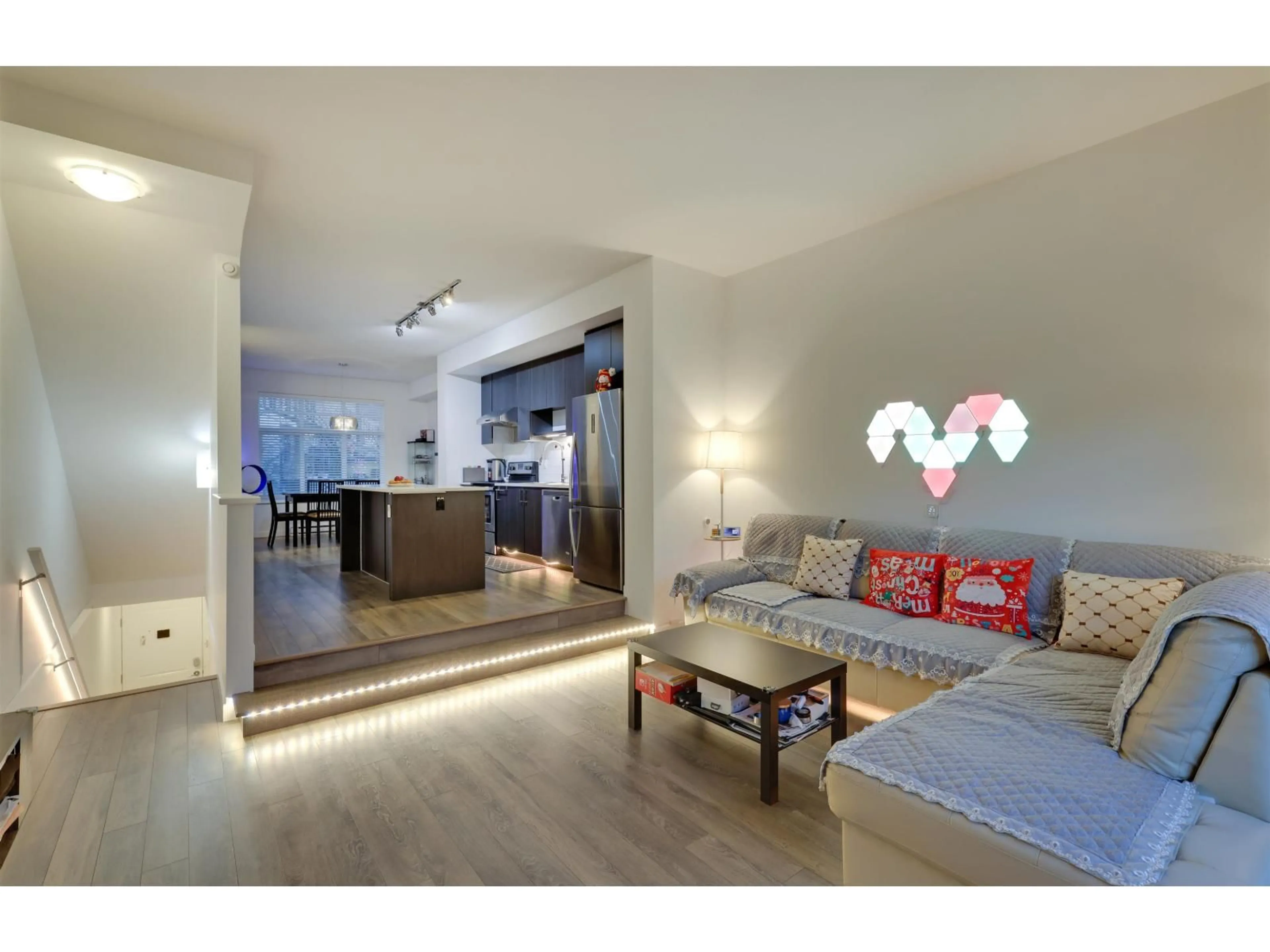 Living room with furniture, unknown for 113 - 15230 GUILDFORD, Surrey British Columbia V3R0C8