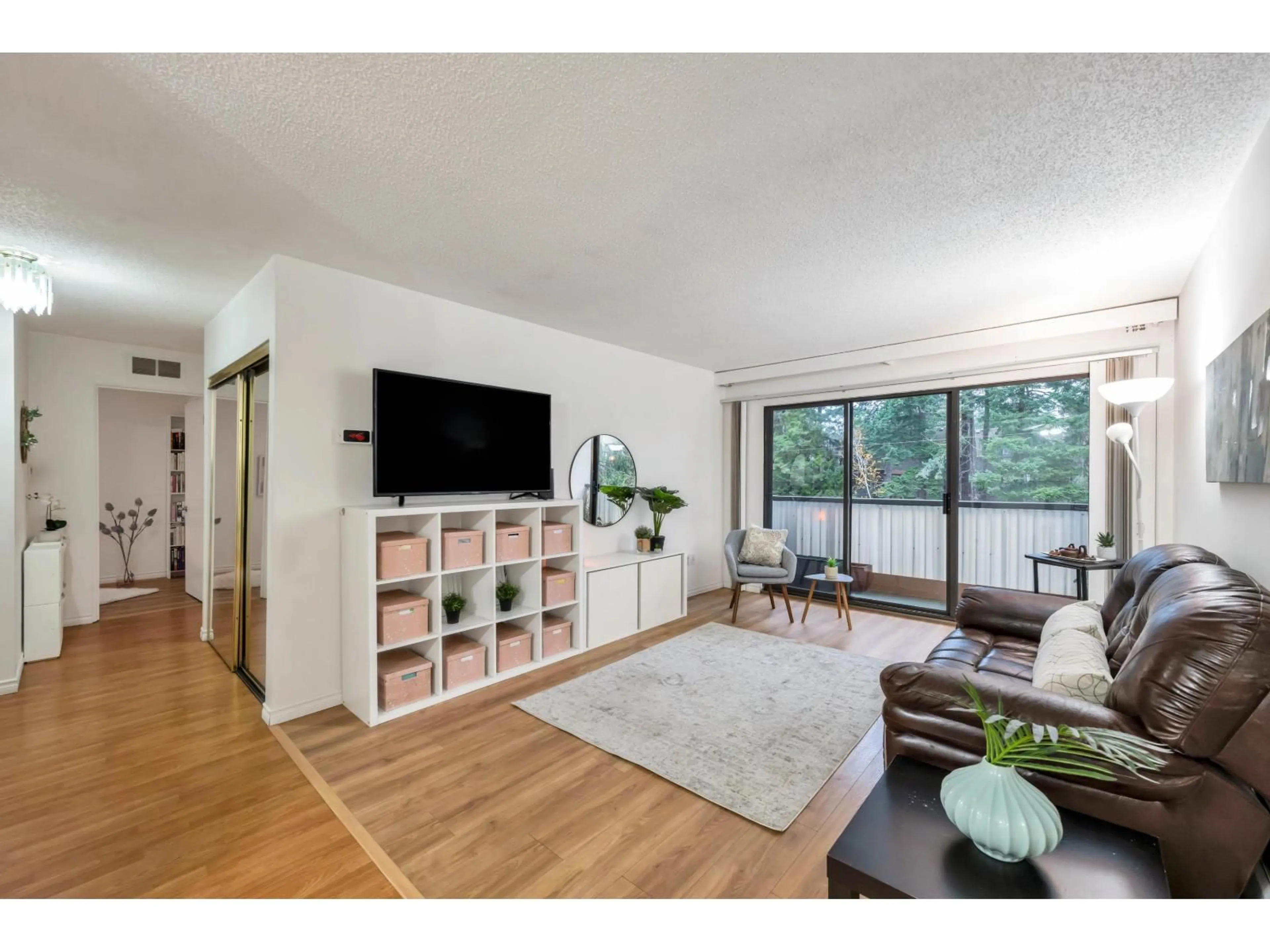 Living room with furniture, wood/laminate floor for 316 - 15020 NORTH BLUFF, White Rock British Columbia V4B5A4