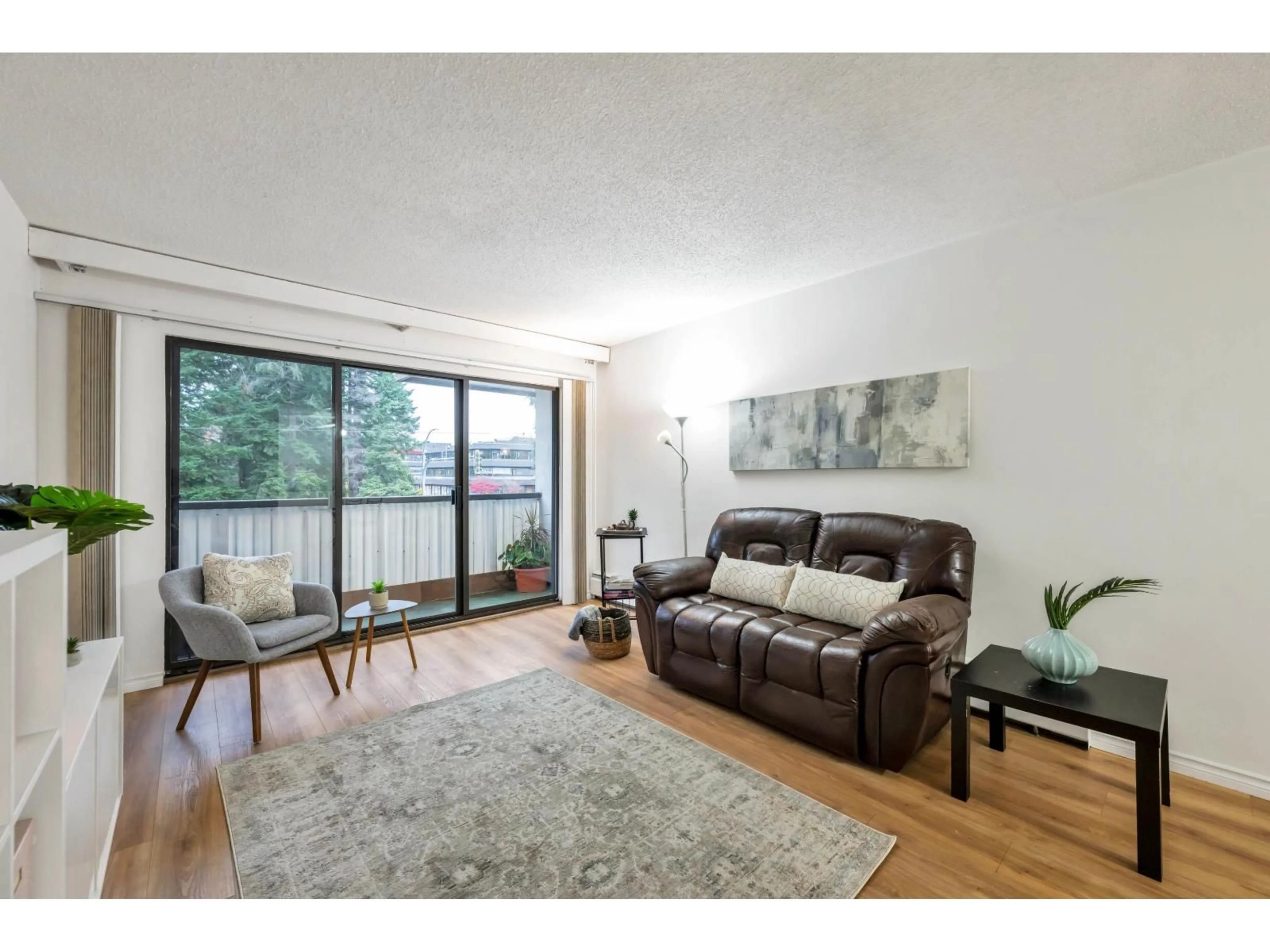 Living room with furniture, wood/laminate floor for 316 - 15020 NORTH BLUFF, White Rock British Columbia V4B5A4