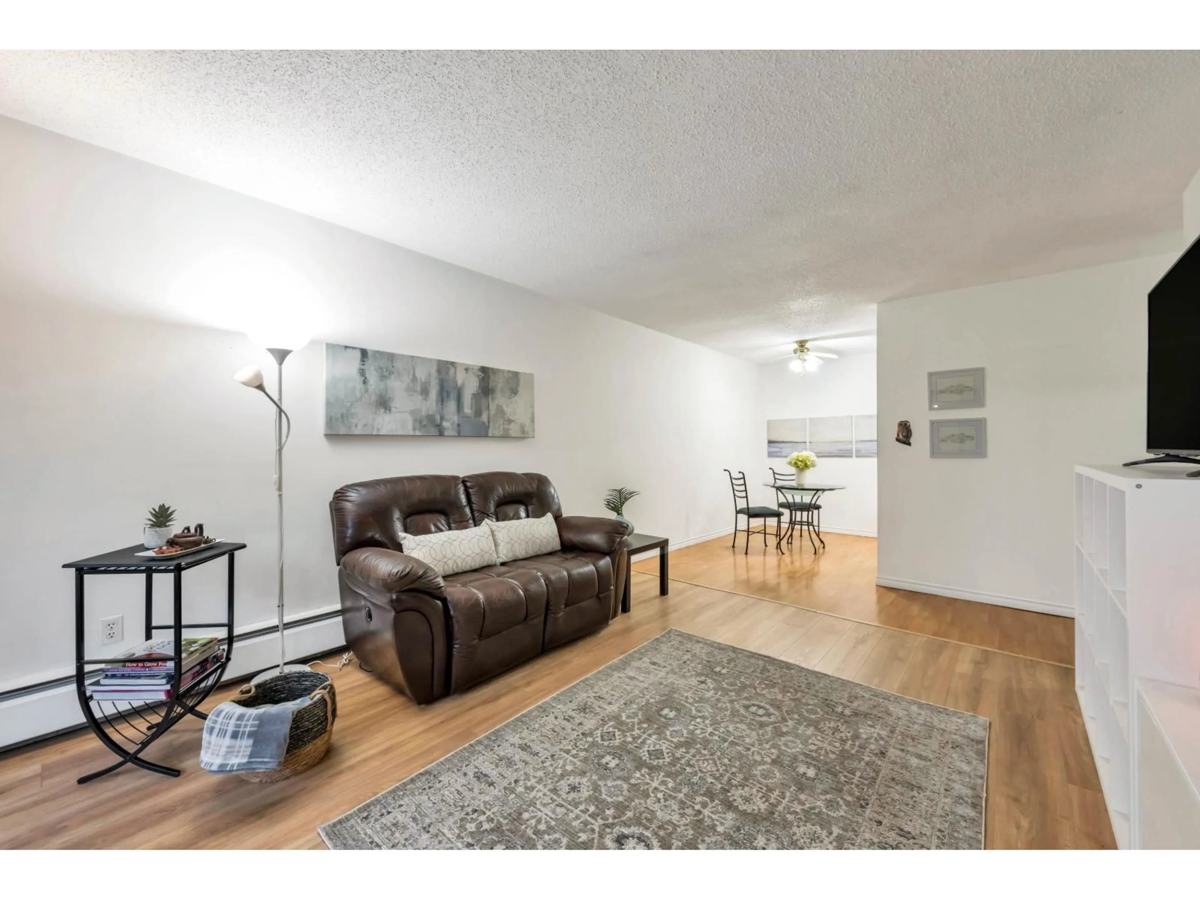 Living room with furniture, wood/laminate floor for 316 - 15020 NORTH BLUFF, White Rock British Columbia V4B5A4