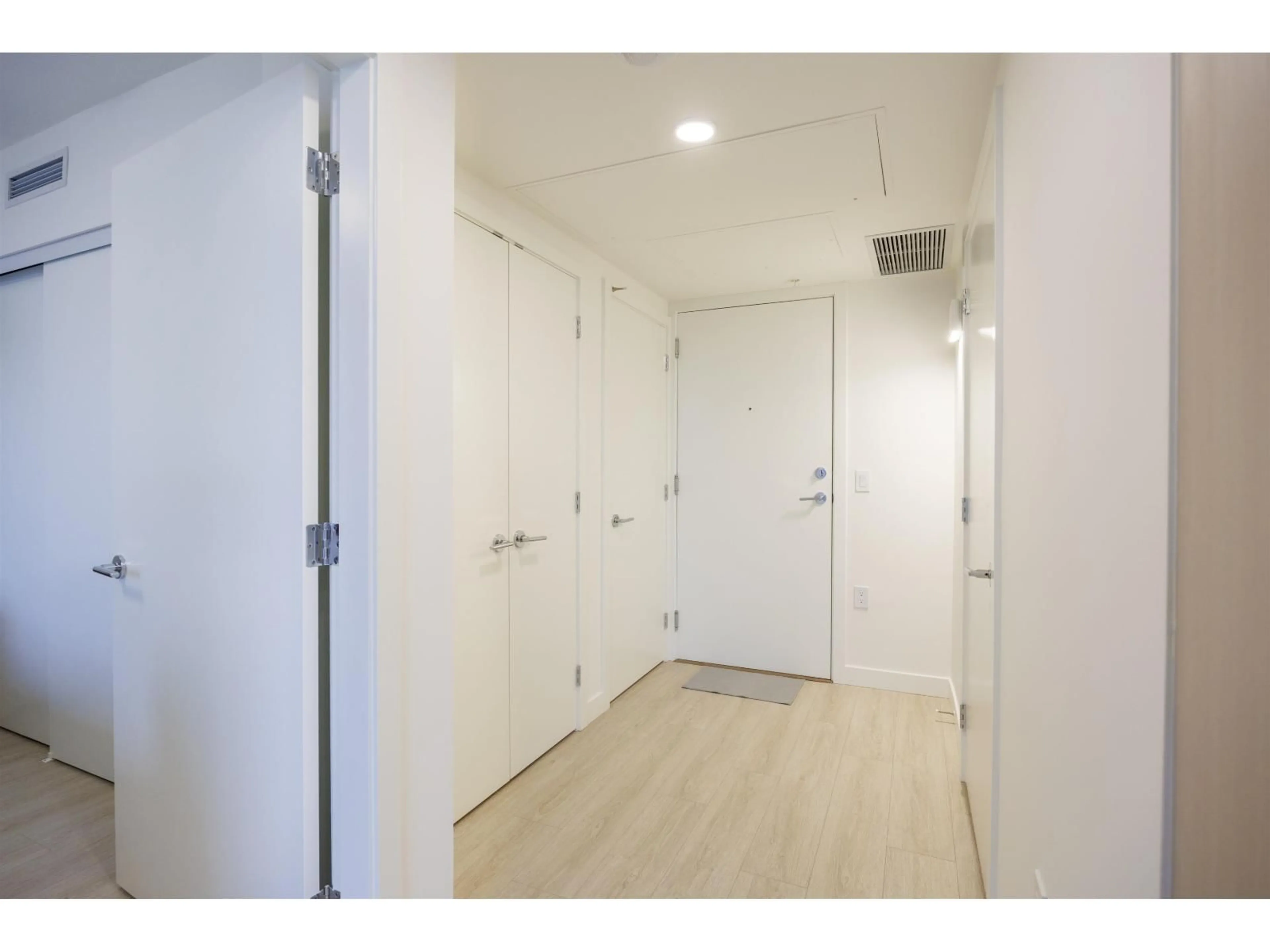 Indoor foyer for 1104 - 13675 107A, Surrey British Columbia V3T0X2