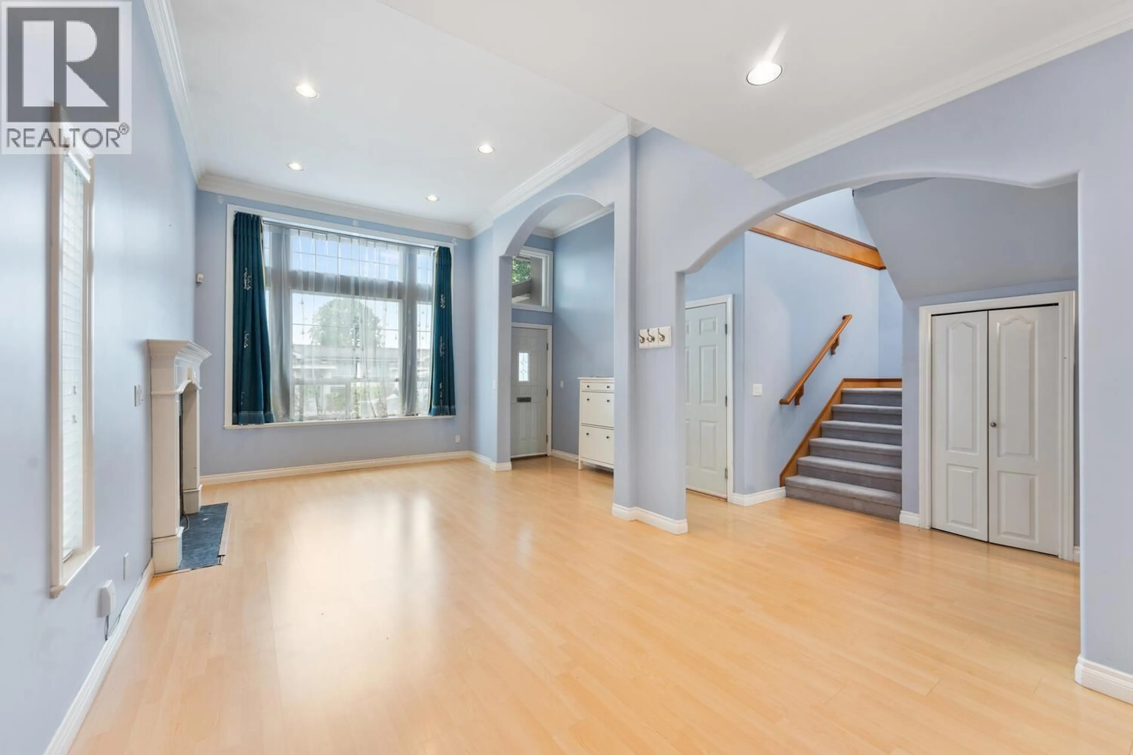 Indoor foyer for 7573 17TH AVENUE, Burnaby British Columbia V3N1L6