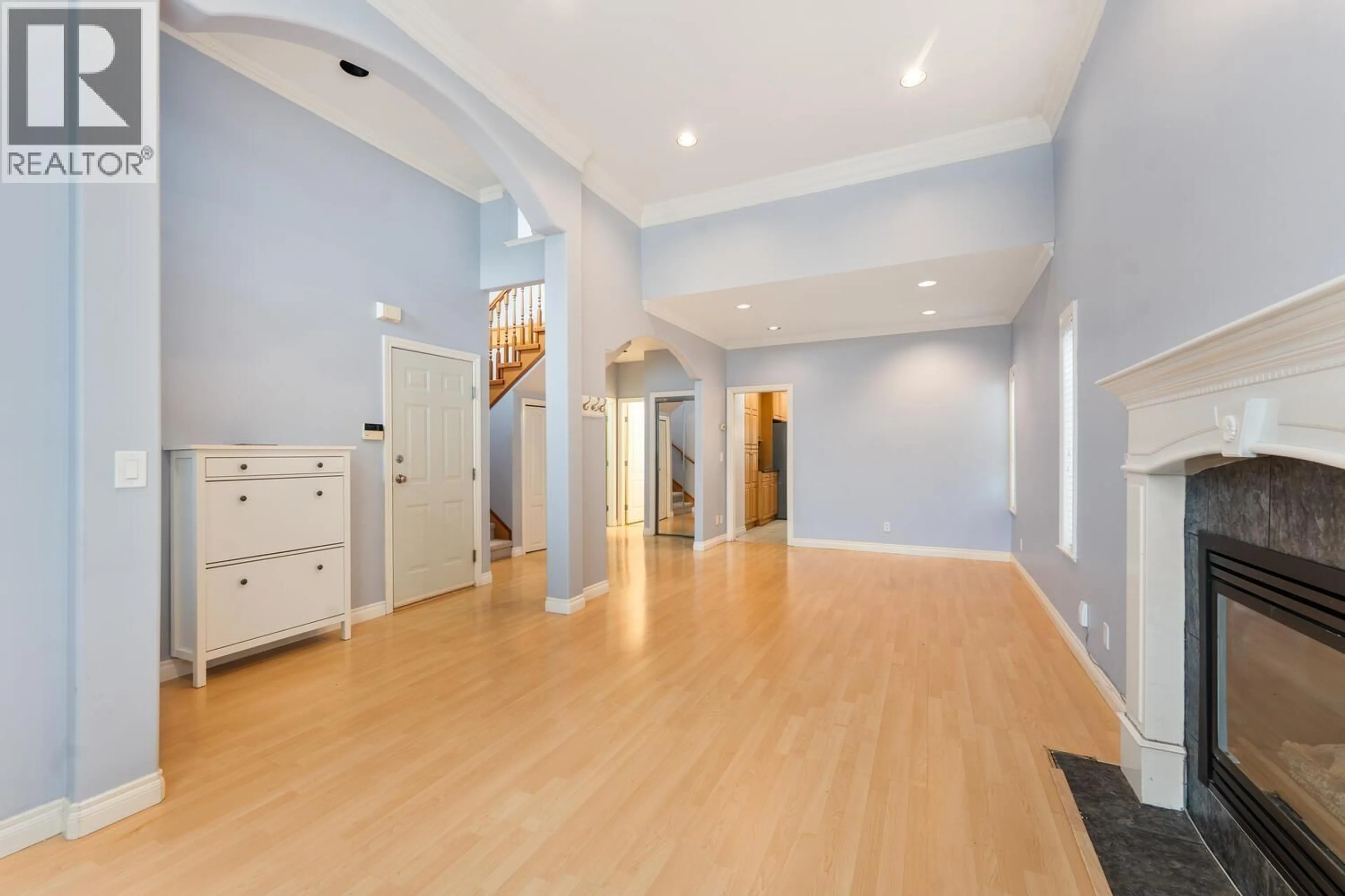 Indoor foyer for 7573 17TH AVENUE, Burnaby British Columbia V3N1L6