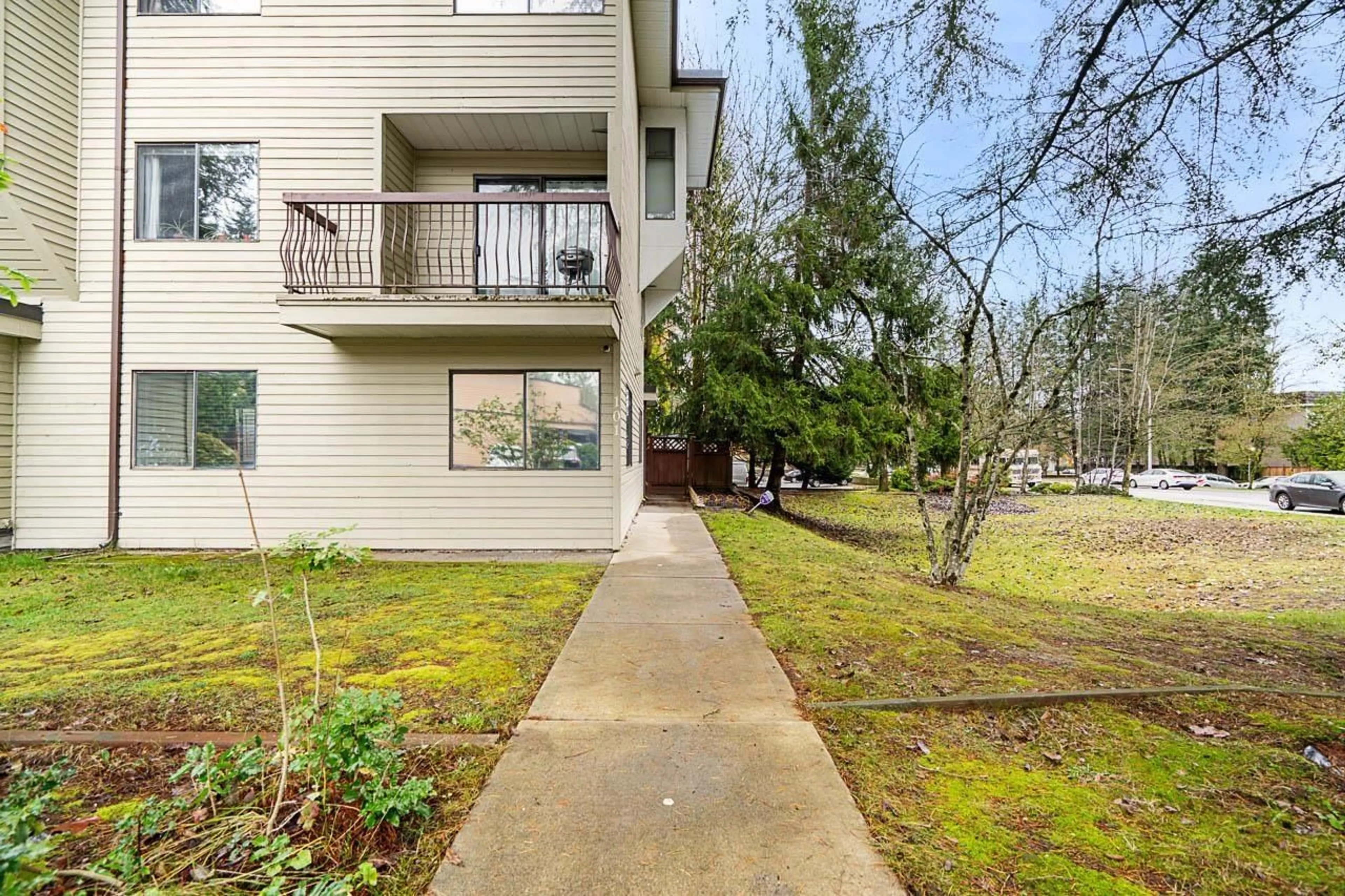 Patio, water/lake/river/ocean view for 101 - 7064 133B STREET, Surrey British Columbia V3W8A4