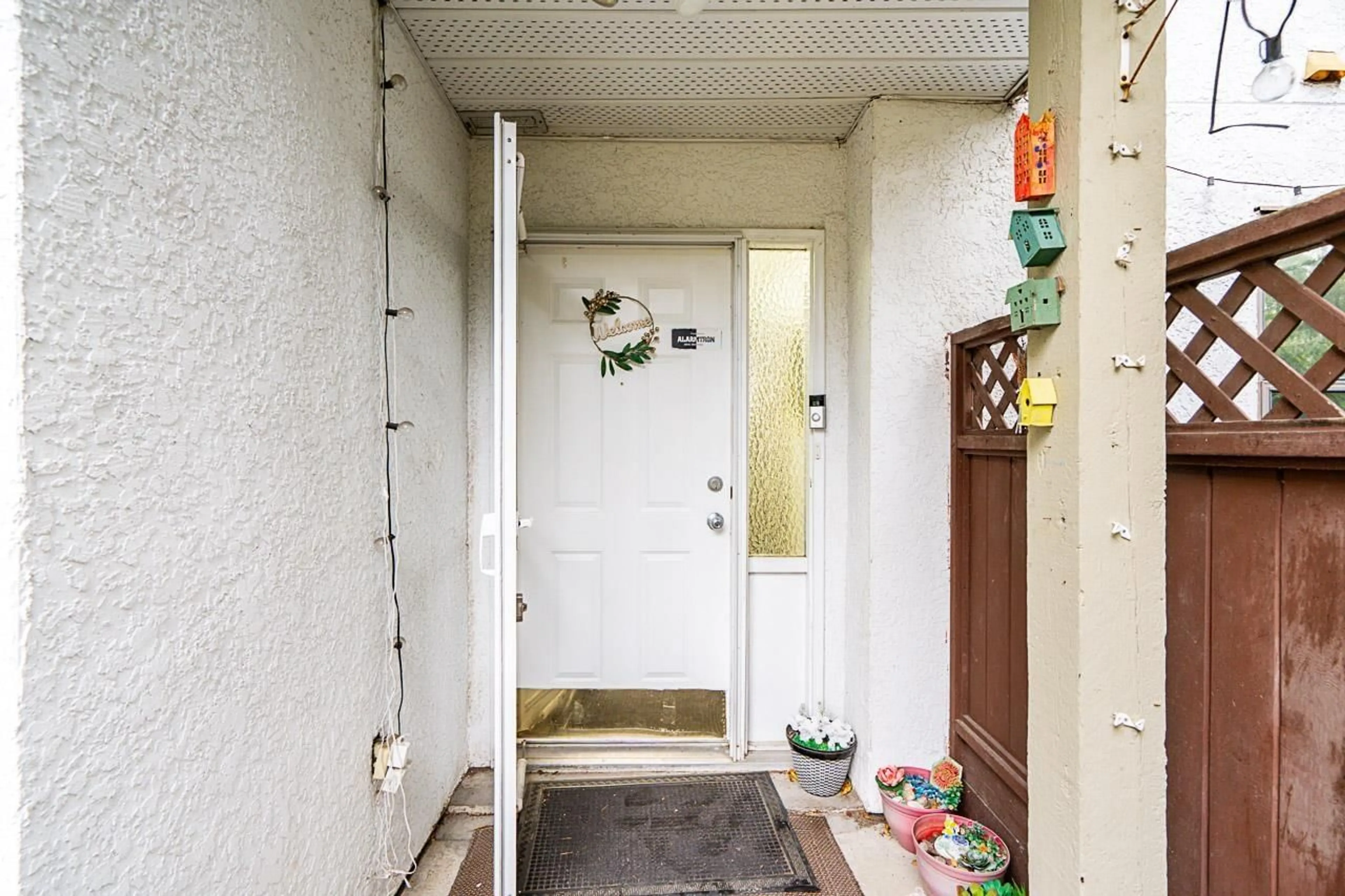 Indoor entryway for 101 - 7064 133B STREET, Surrey British Columbia V3W8A4