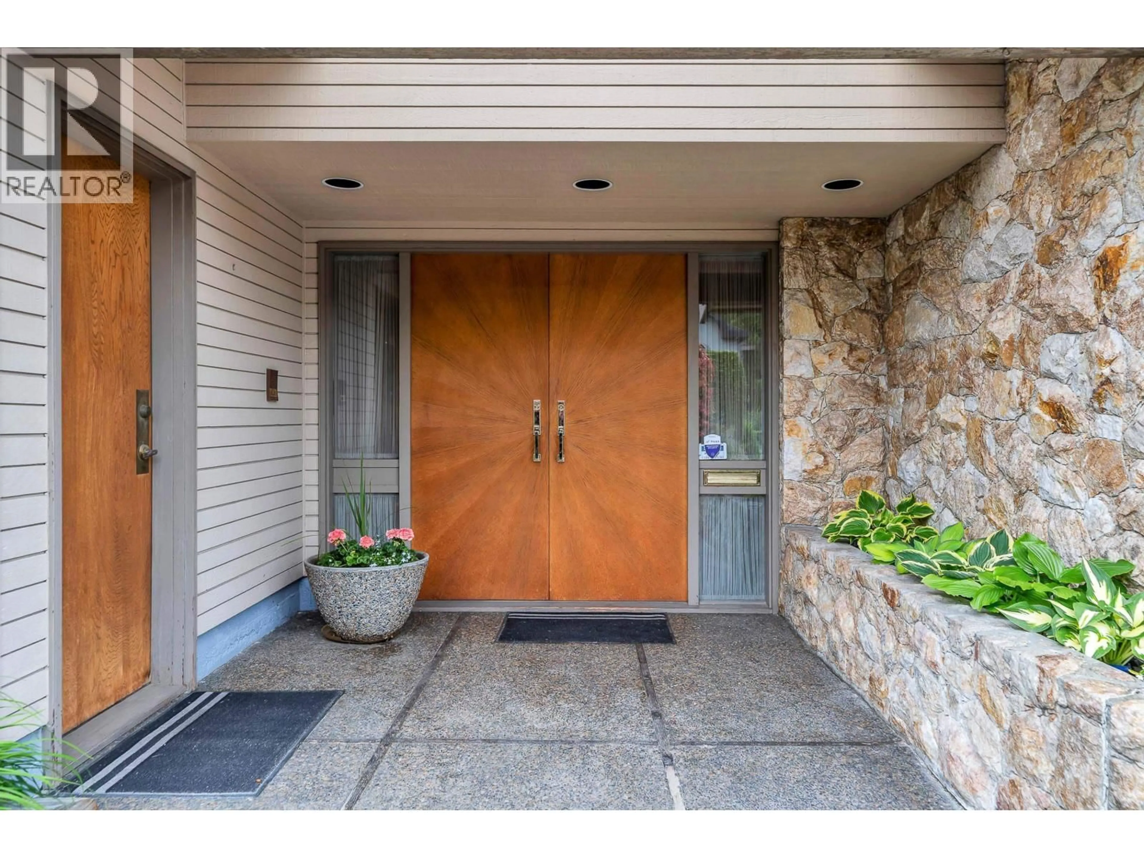 Indoor entryway for 8660 CAMDEN CRESCENT, Richmond British Columbia V7C3G4