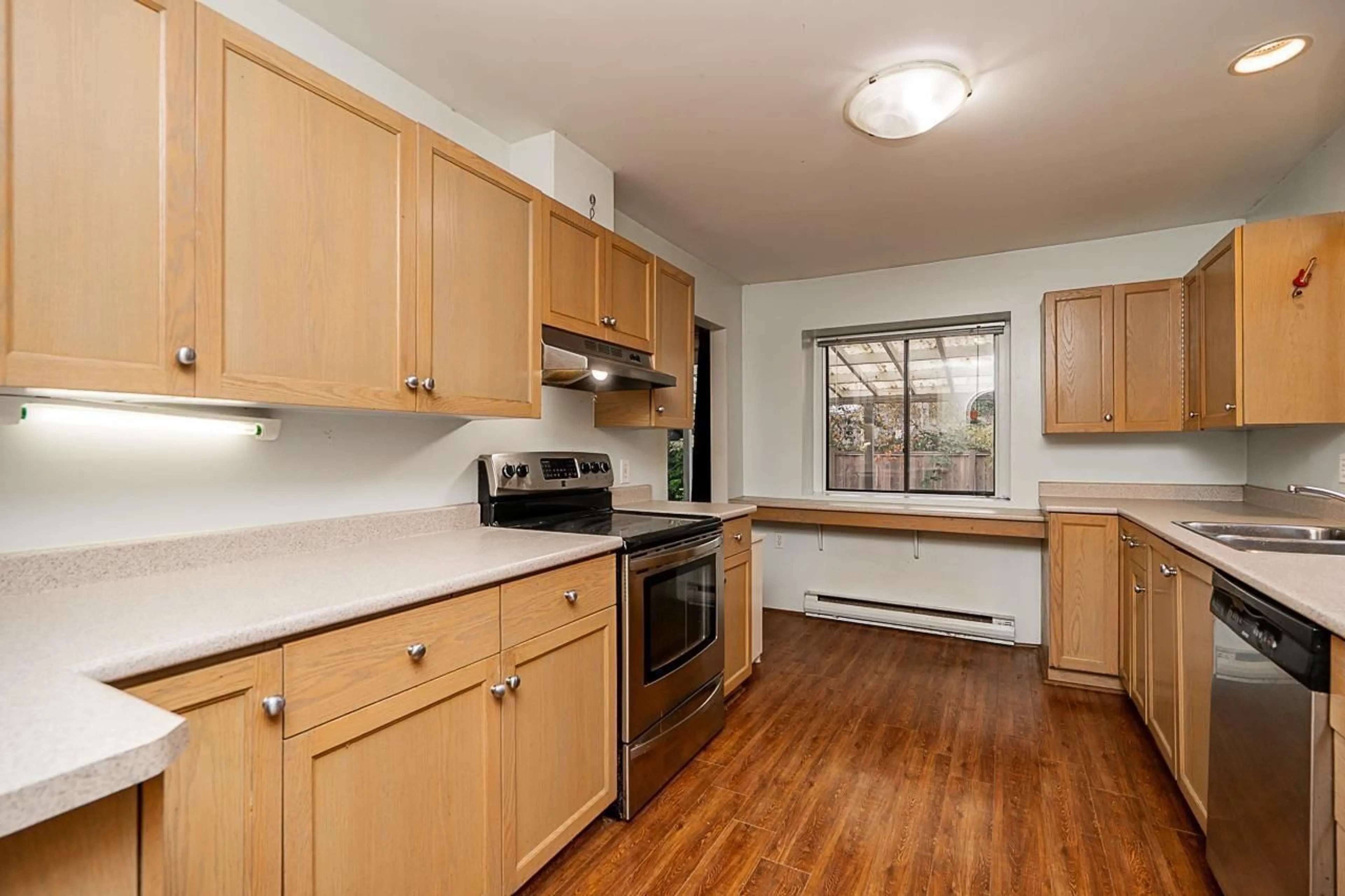 Standard kitchen, wood/laminate floor for 5345 199, Langley British Columbia V3A6T8