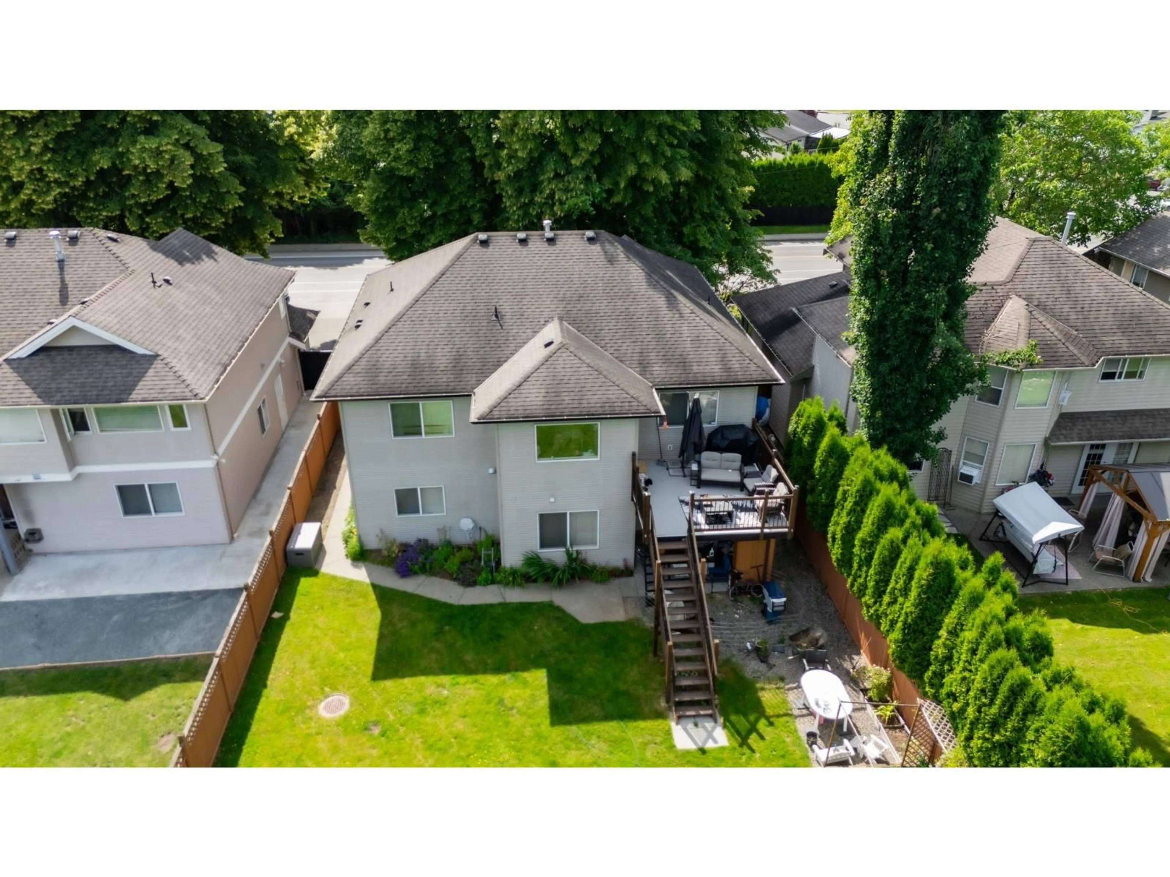 A pic from outside/outdoor area/front of a property/back of a property/a pic from drone, street for 3162 STATION, Abbotsford British Columbia V4X2S8