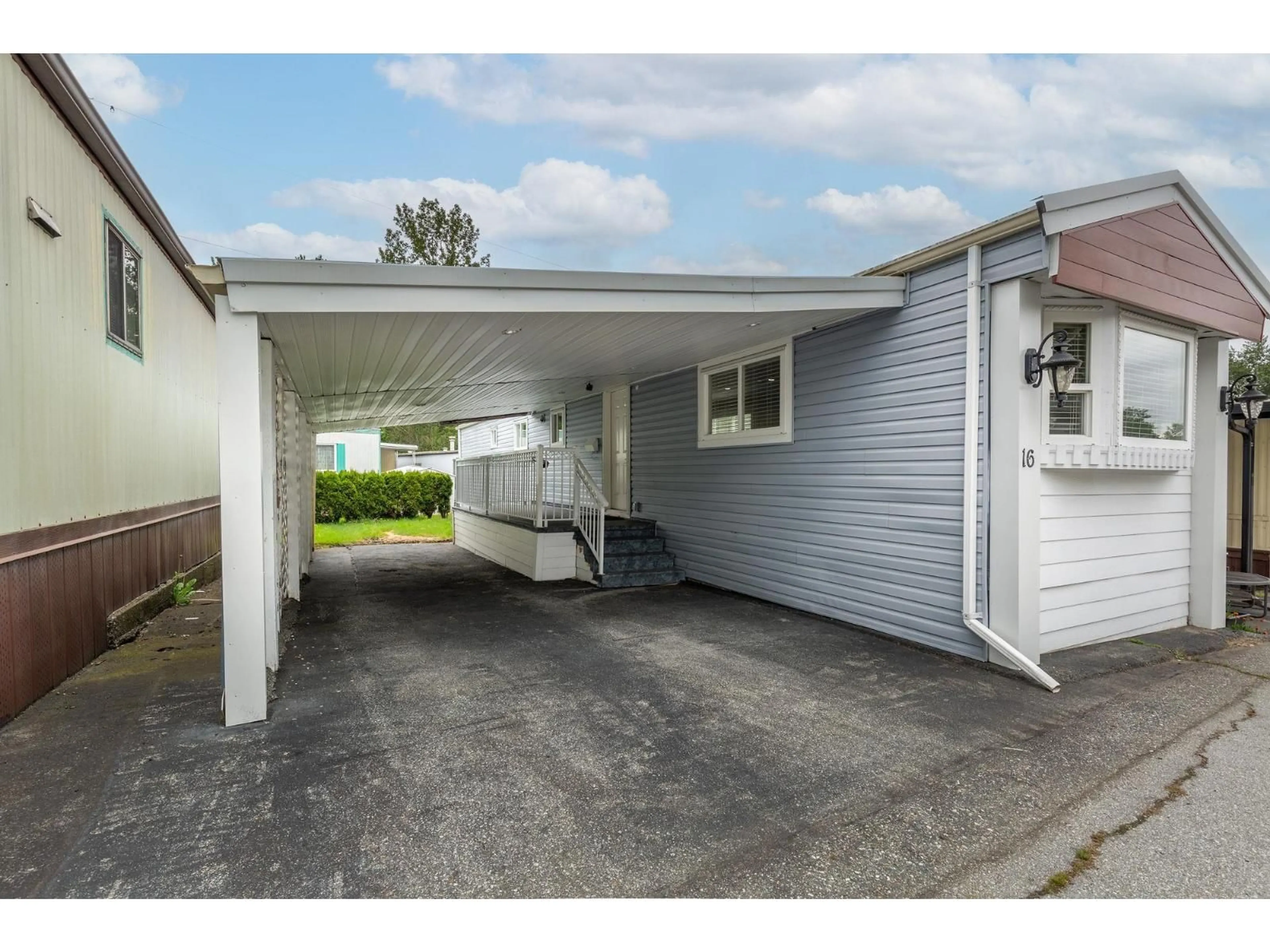 Indoor garage for 16 - 8266 KING GEORGE, Surrey British Columbia V3W5Y2