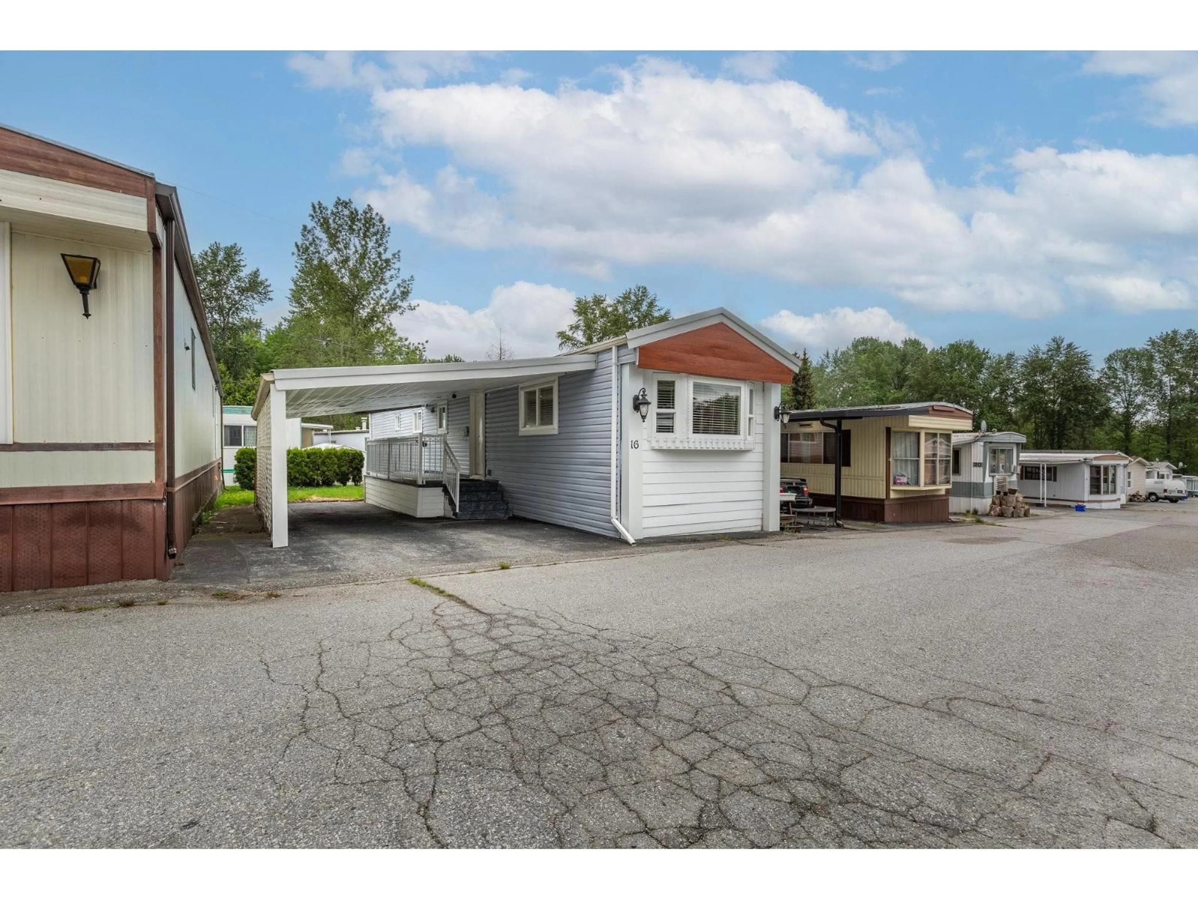 Unknown for 16 - 8266 KING GEORGE BOULEVARD, Surrey British Columbia V3W5Y2