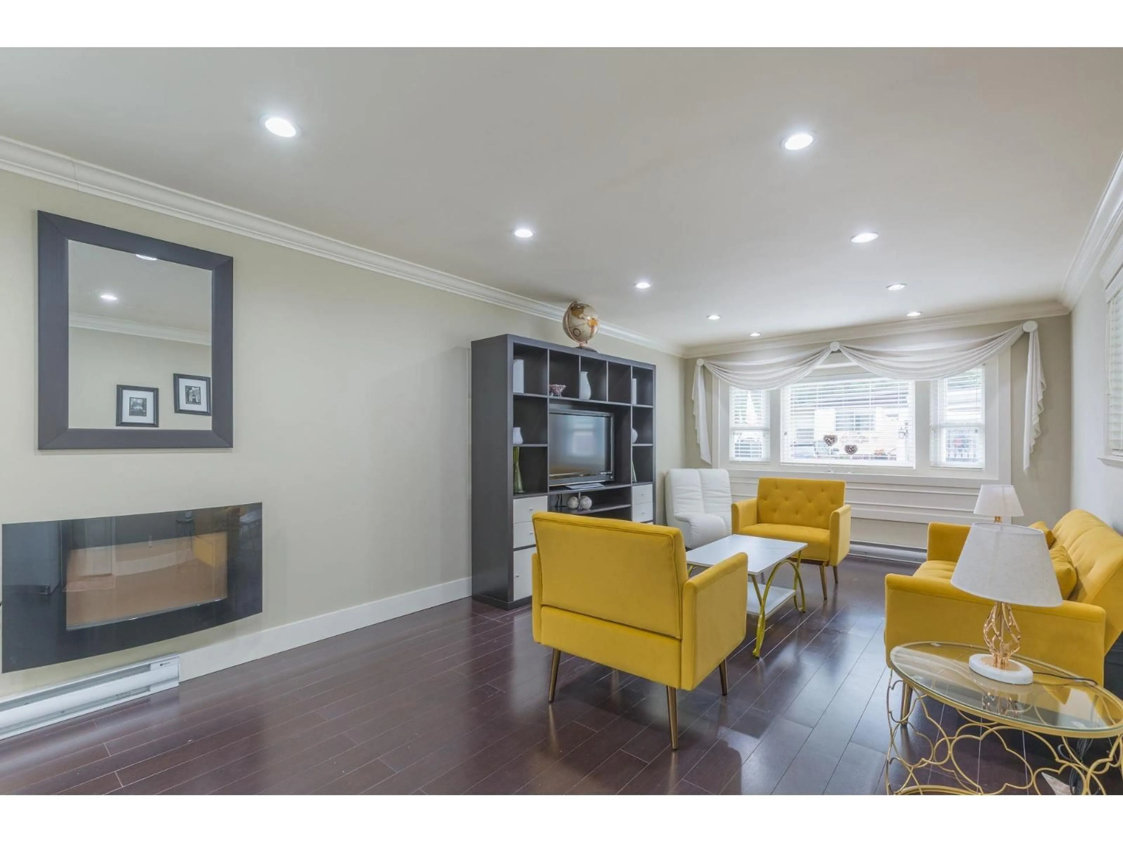 Living room with furniture, wood/laminate floor for 16 - 8266 KING GEORGE BOULEVARD, Surrey British Columbia V3W5Y2