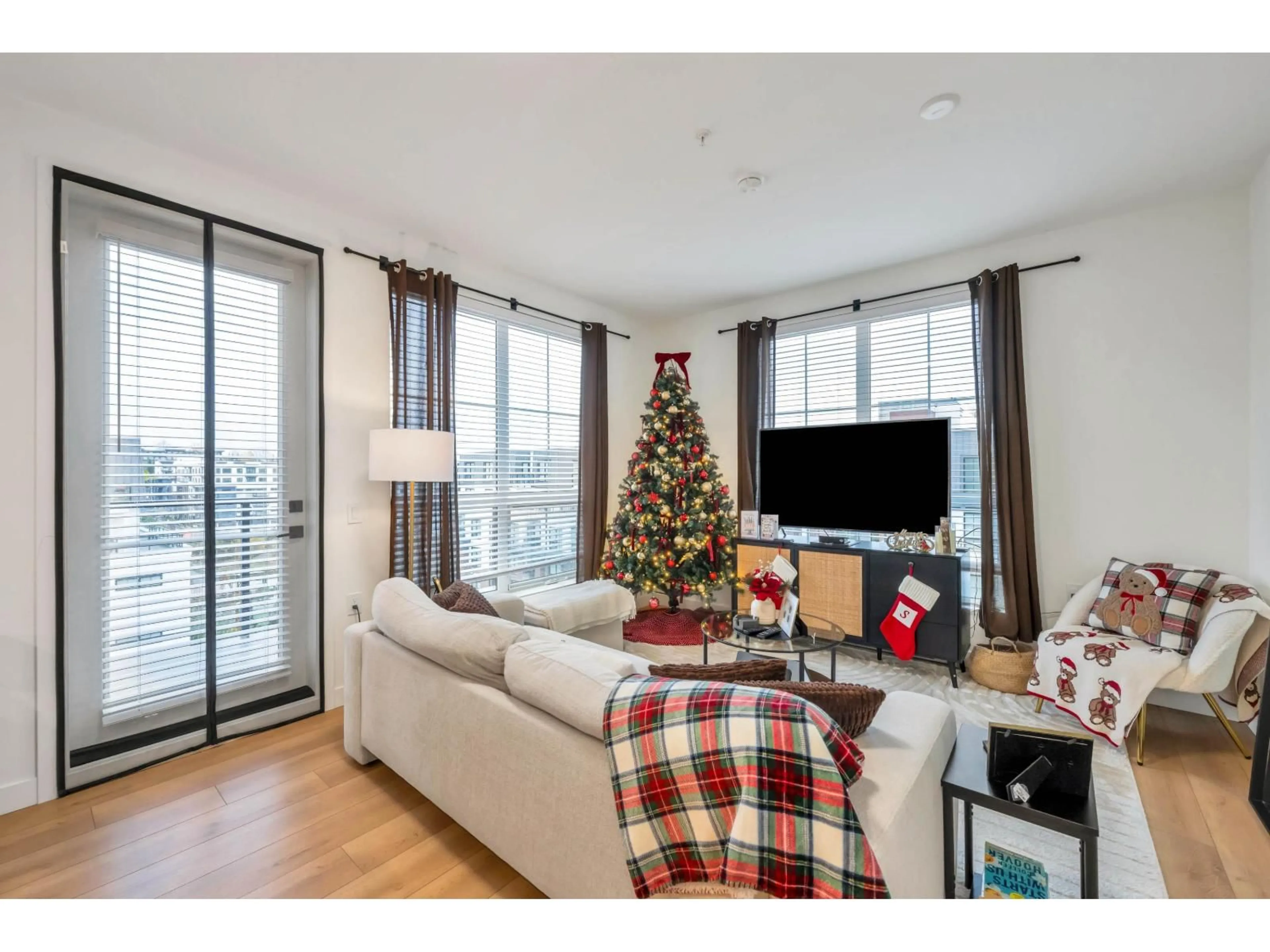Living room with furniture, wood/laminate floor for 610 - 8380 200A, Langley British Columbia V2Y3S5