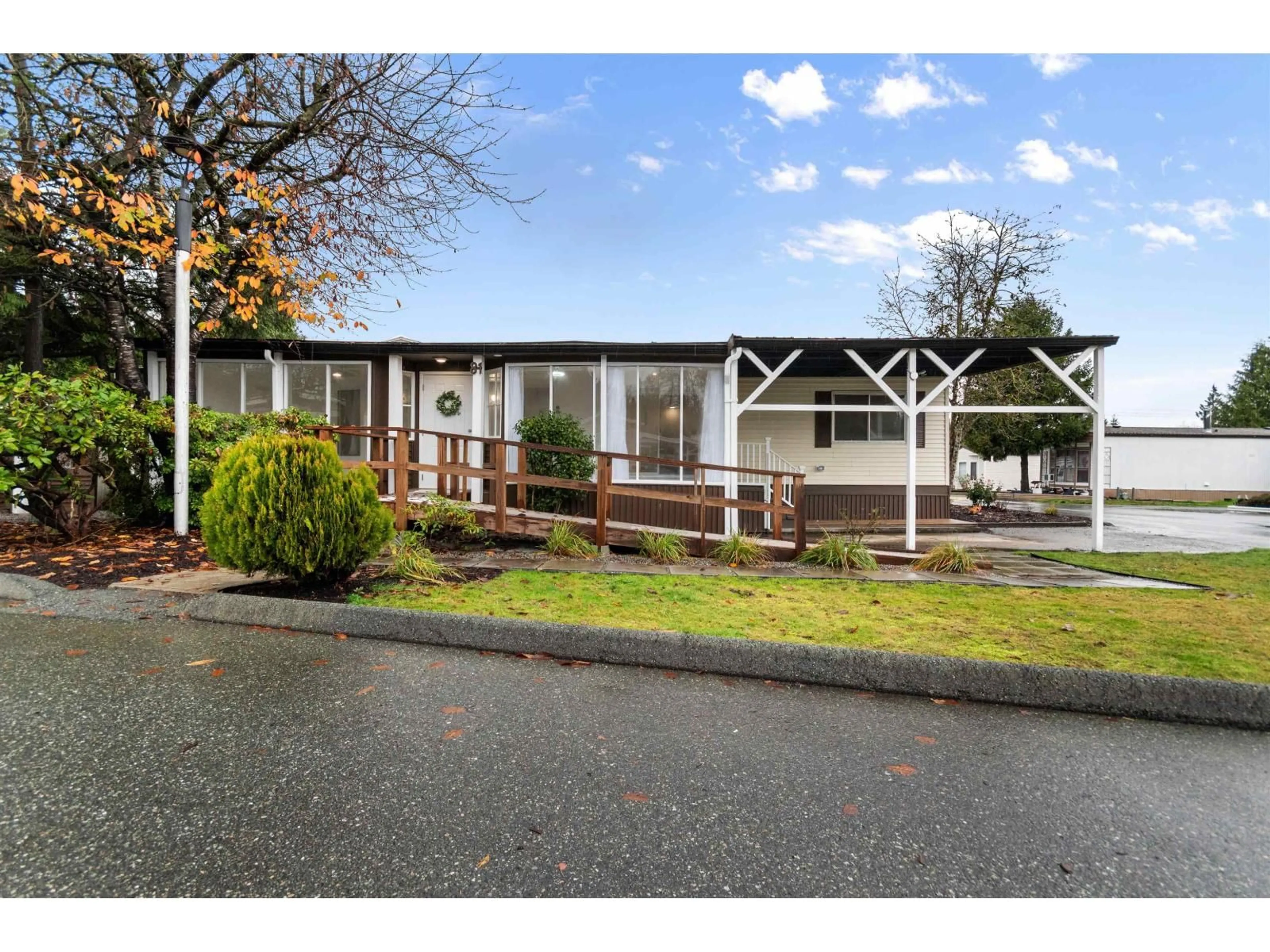 A pic from outside/outdoor area/front of a property/back of a property/a pic from drone, street for 81 - 3300 HORN, Abbotsford British Columbia V2S7Y6