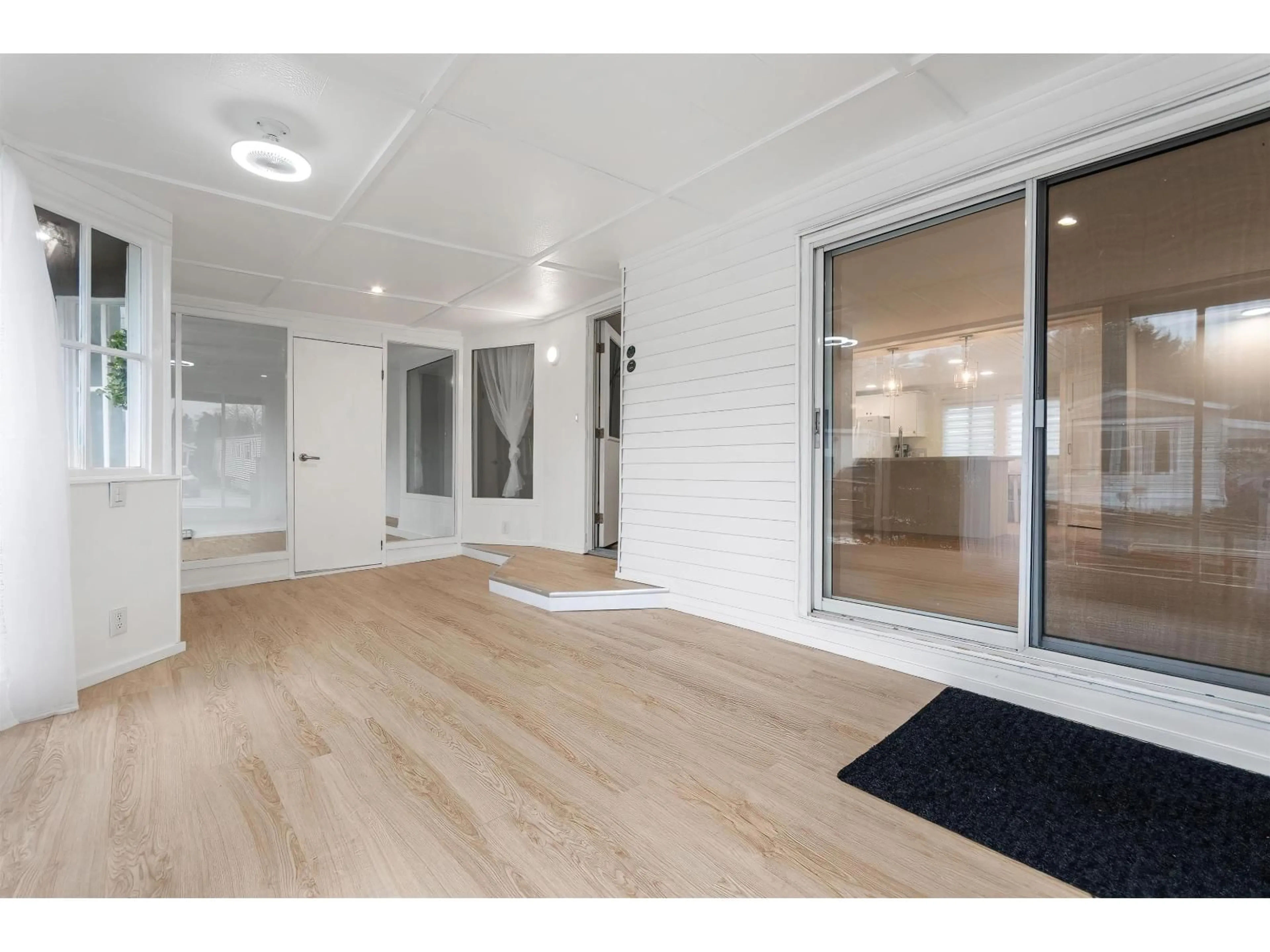 Indoor foyer for 81 - 3300 HORN, Abbotsford British Columbia V2S7Y6