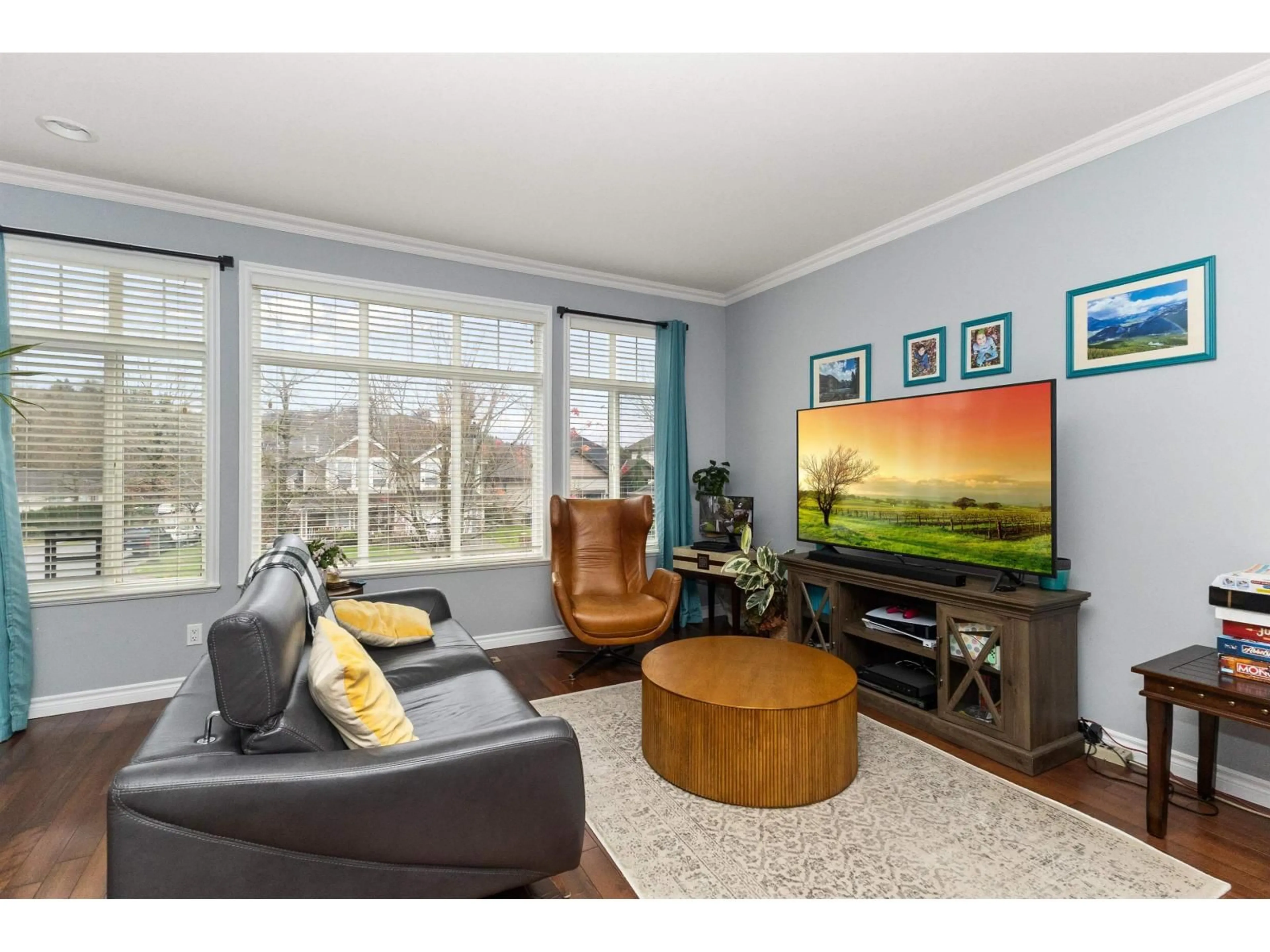 Living room with furniture, wood/laminate floor for 35445 NAKISKA COURT, Abbotsford British Columbia V3G1J6