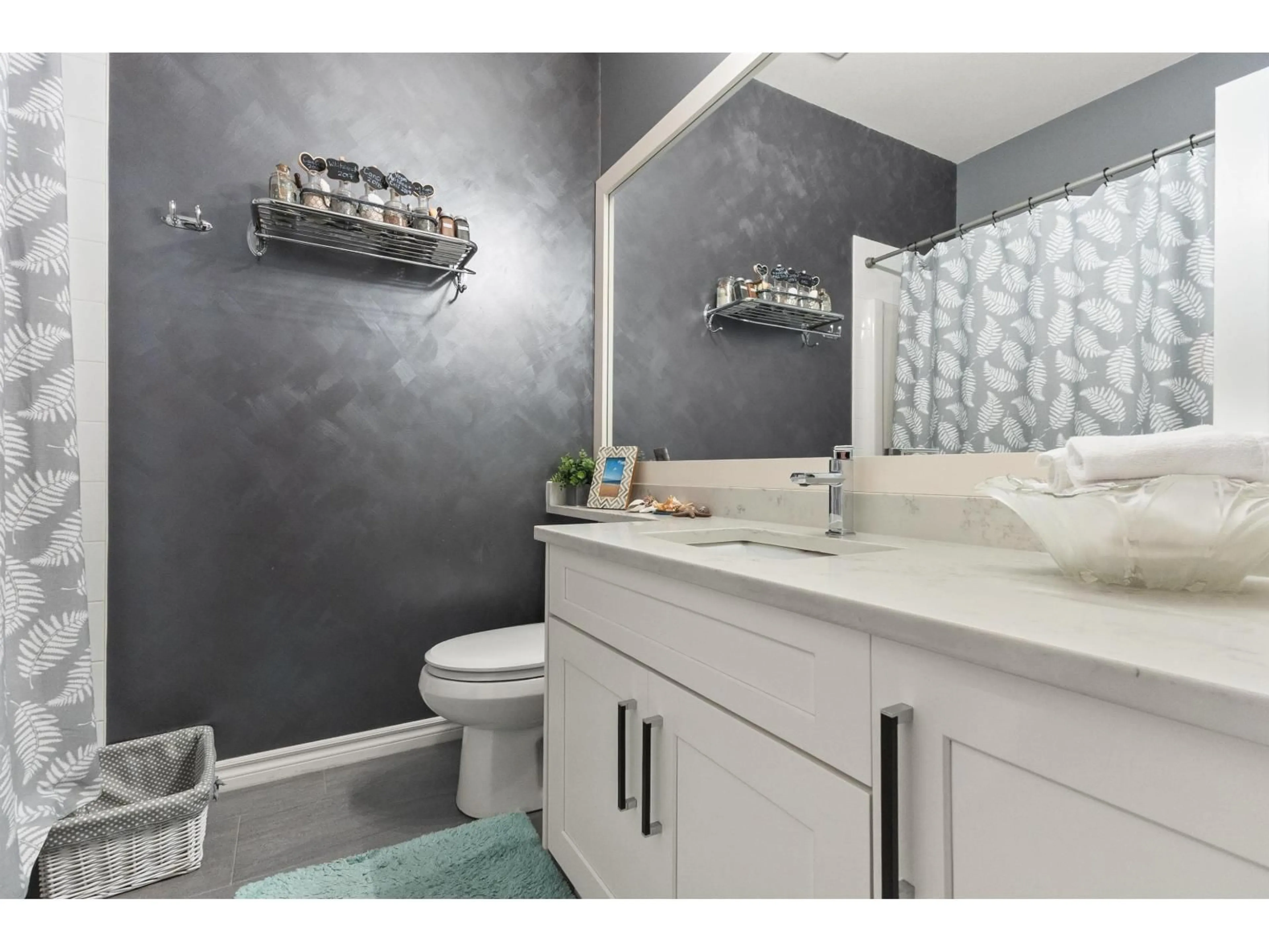 Standard bathroom, ceramic/tile floor for 35445 NAKISKA COURT, Abbotsford British Columbia V3G1J6