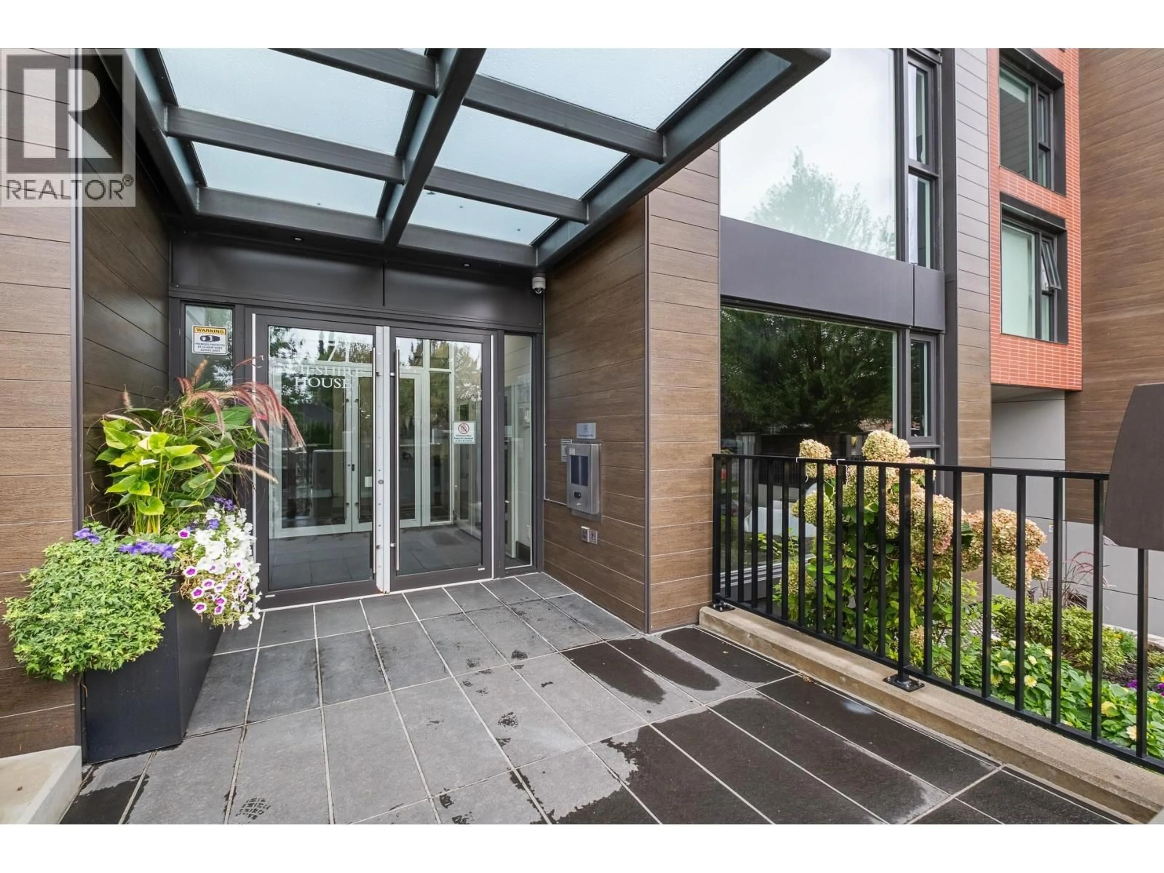 Indoor foyer for 305 - 1571 57TH AVENUE, Vancouver British Columbia V6P0H7