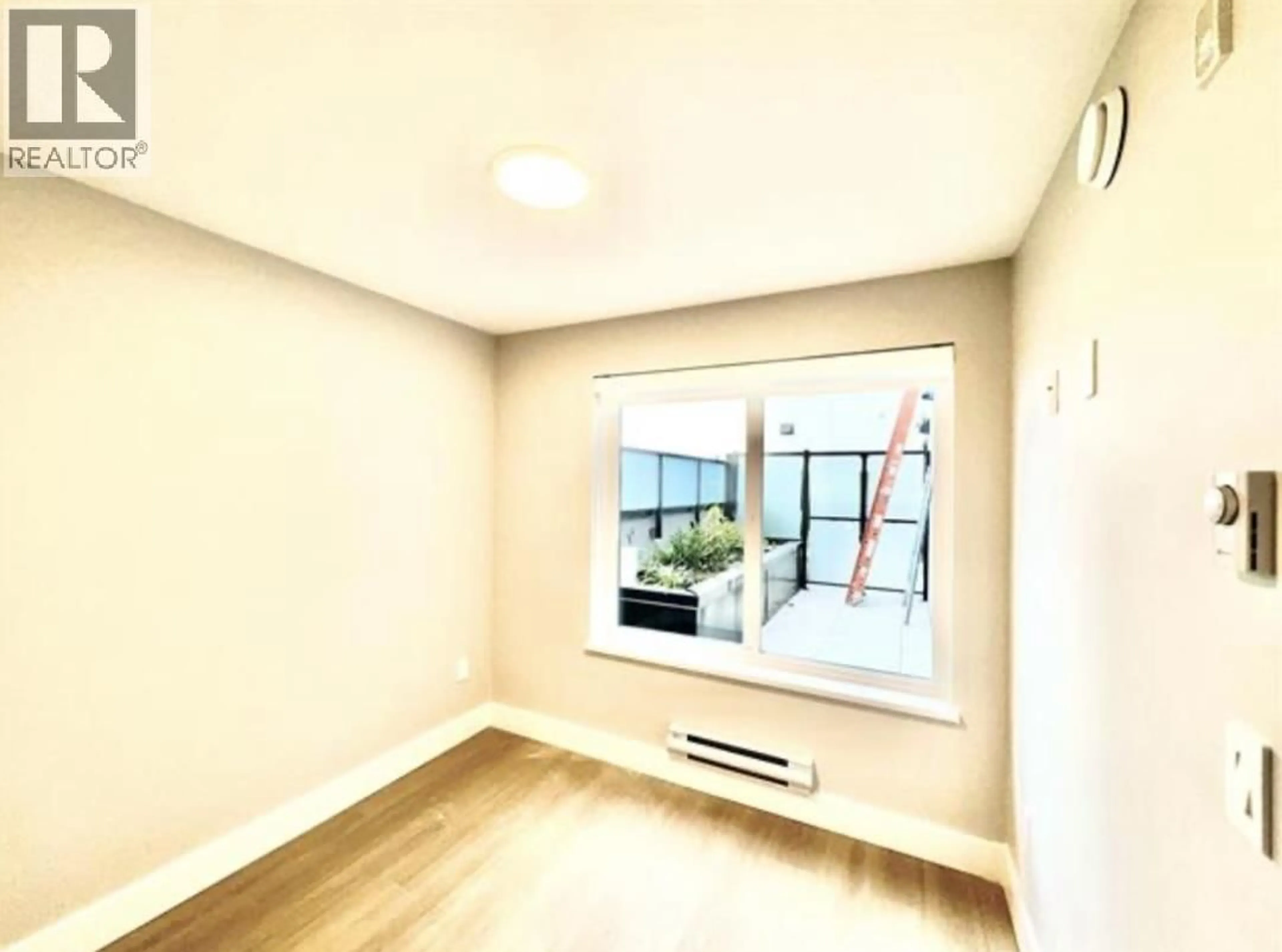 A pic of a room for 204 - 3050 KINGSWAY, Vancouver British Columbia V5R5J7