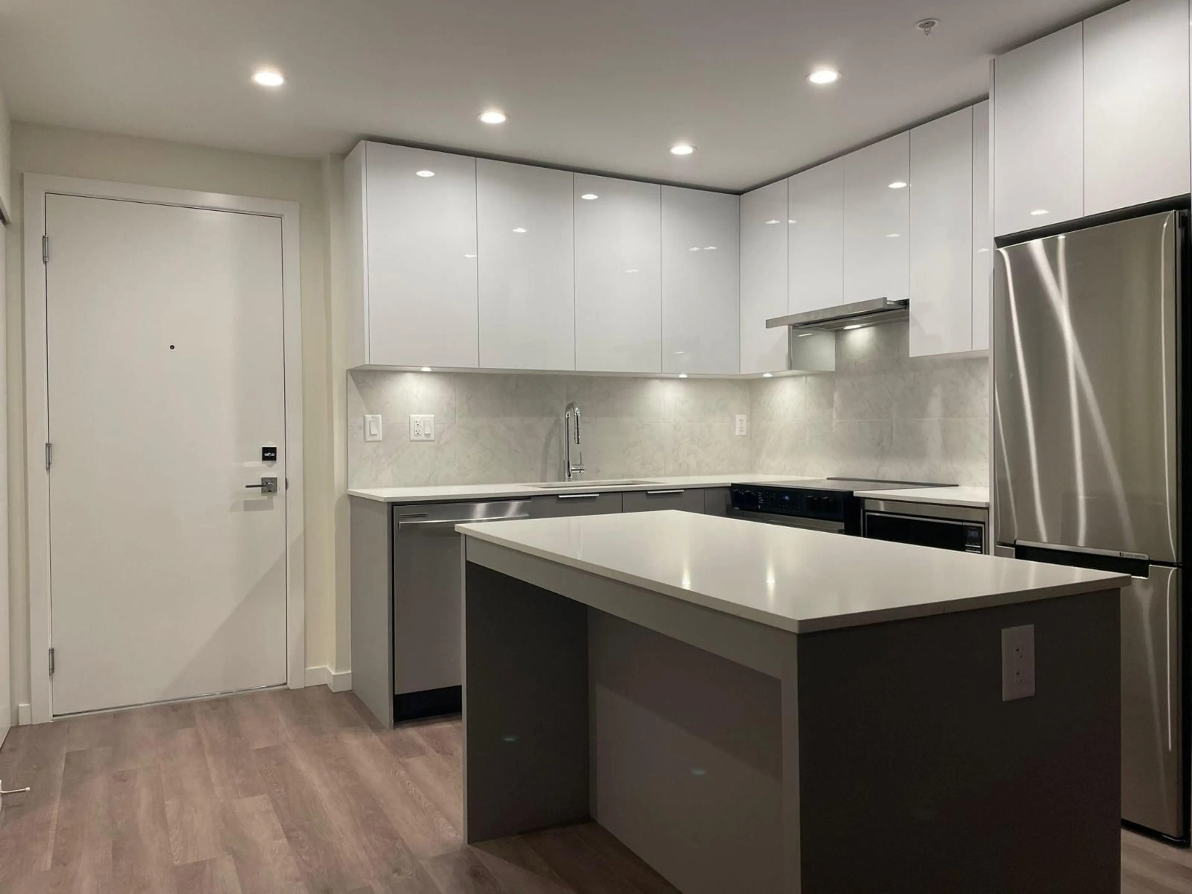 Open concept kitchen, unknown for 306 - 14257 103A AVENUE, Surrey British Columbia V3T1T1