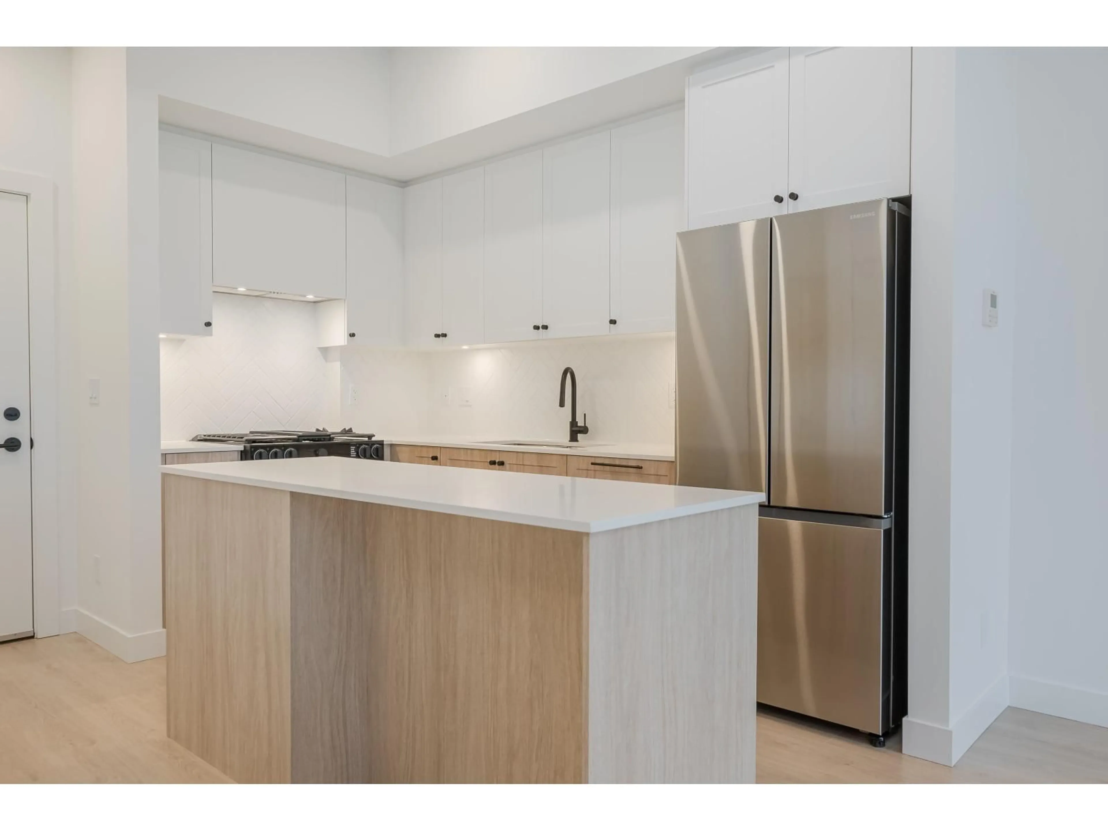 Standard kitchen, unknown for 614 - 19885 76, Langley British Columbia V2Y4M5