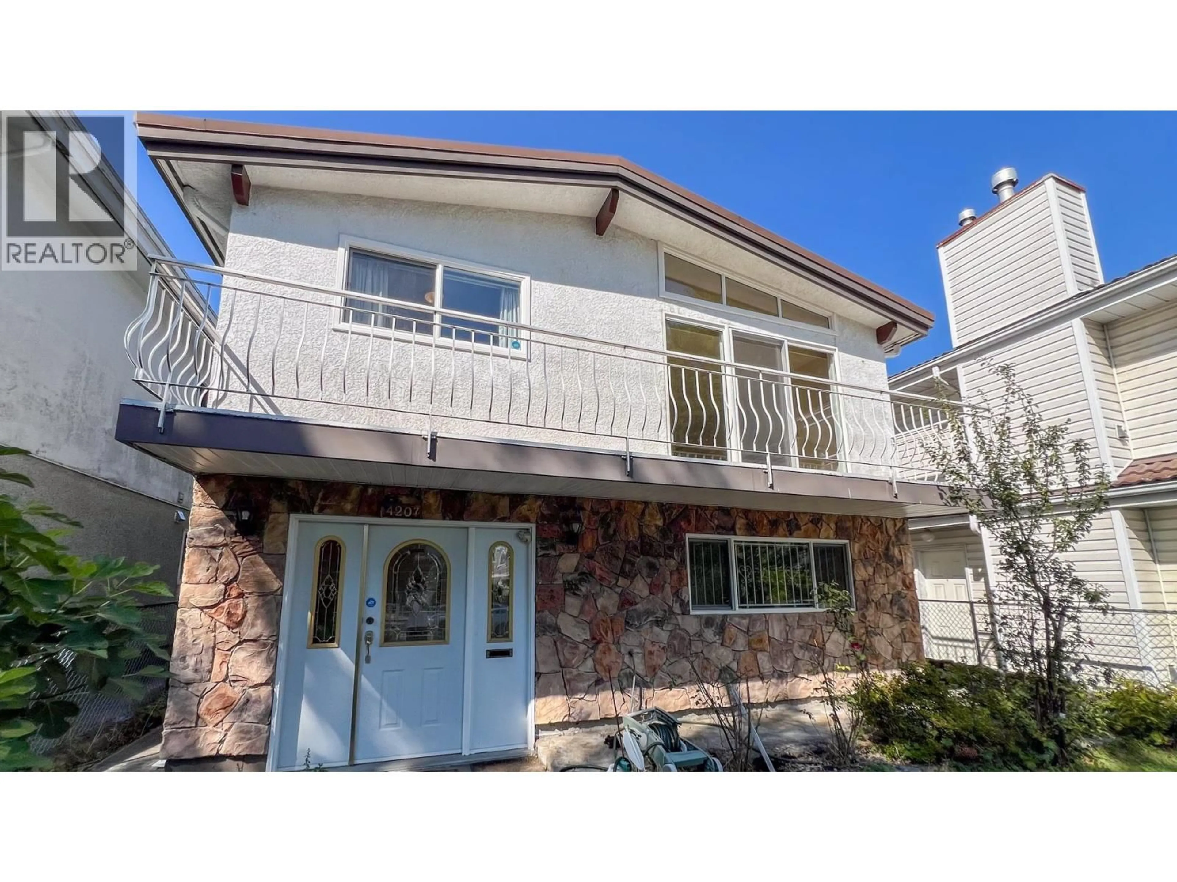 Home with vinyl exterior material, street for 4207 UNION STREET, Burnaby British Columbia V5C2X3