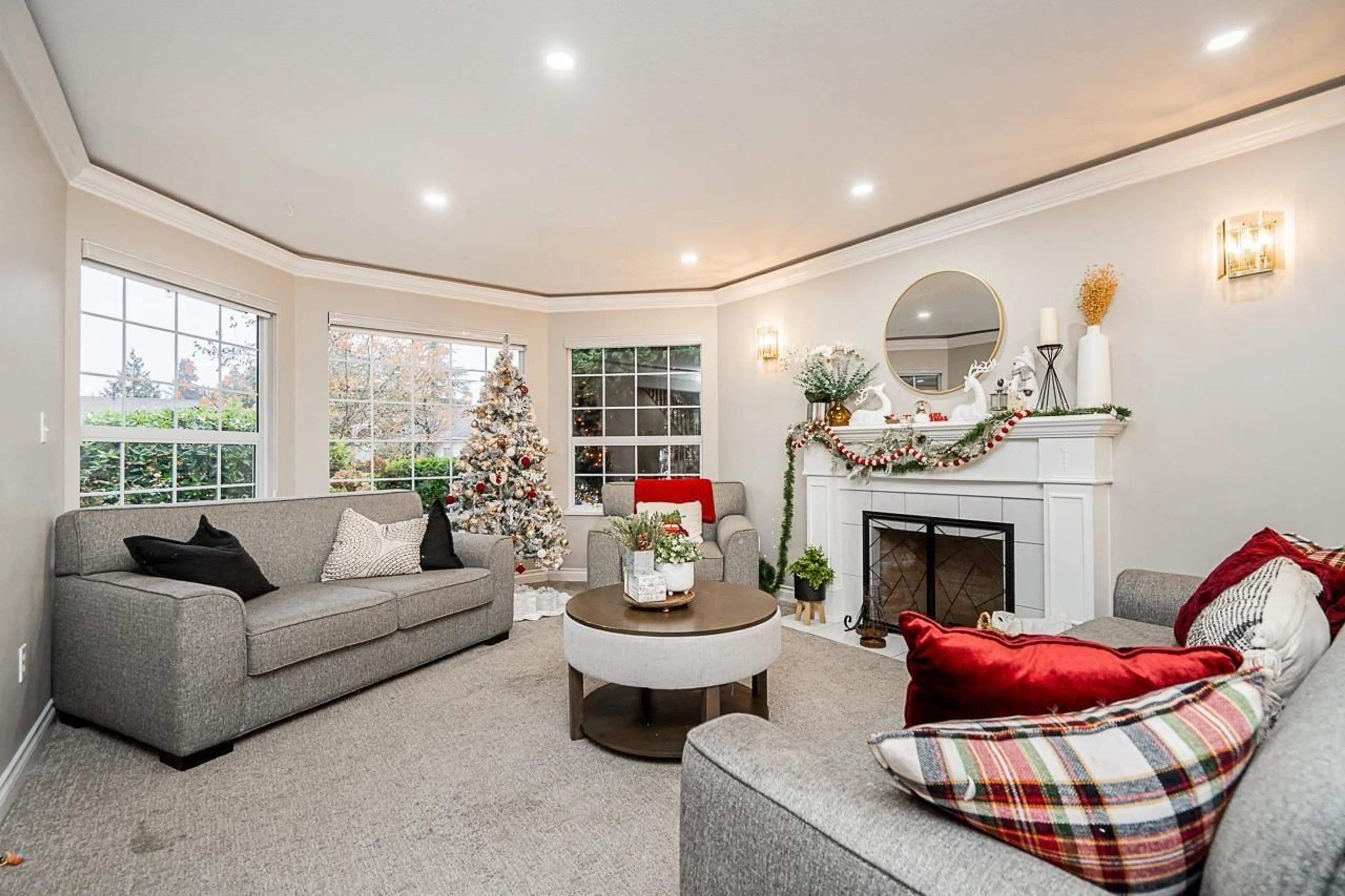 Living room with furniture, unknown for 8045 164A, Surrey British Columbia V4N0H7