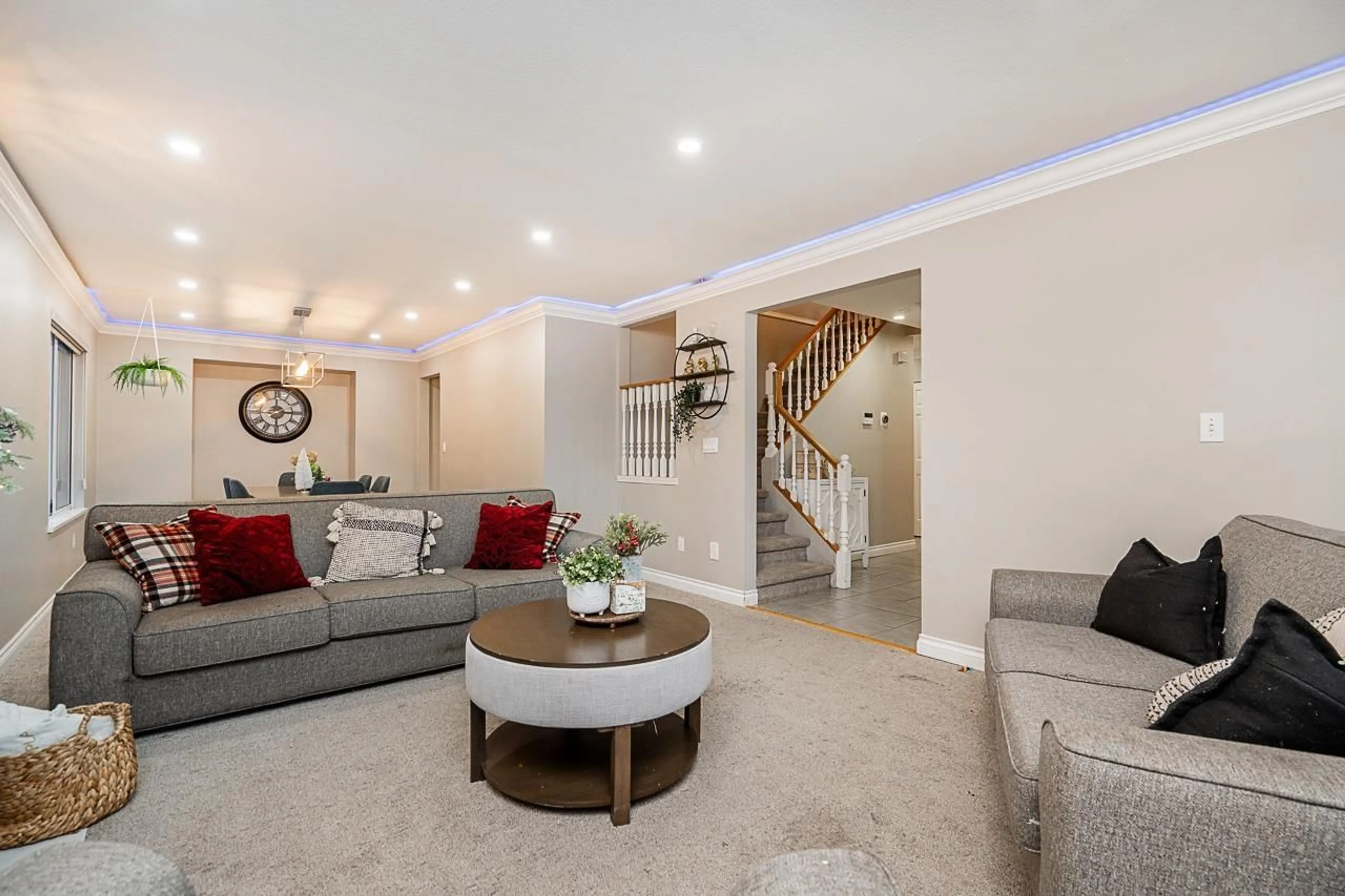 Living room with furniture, unknown for 8045 164A, Surrey British Columbia V4N0H7