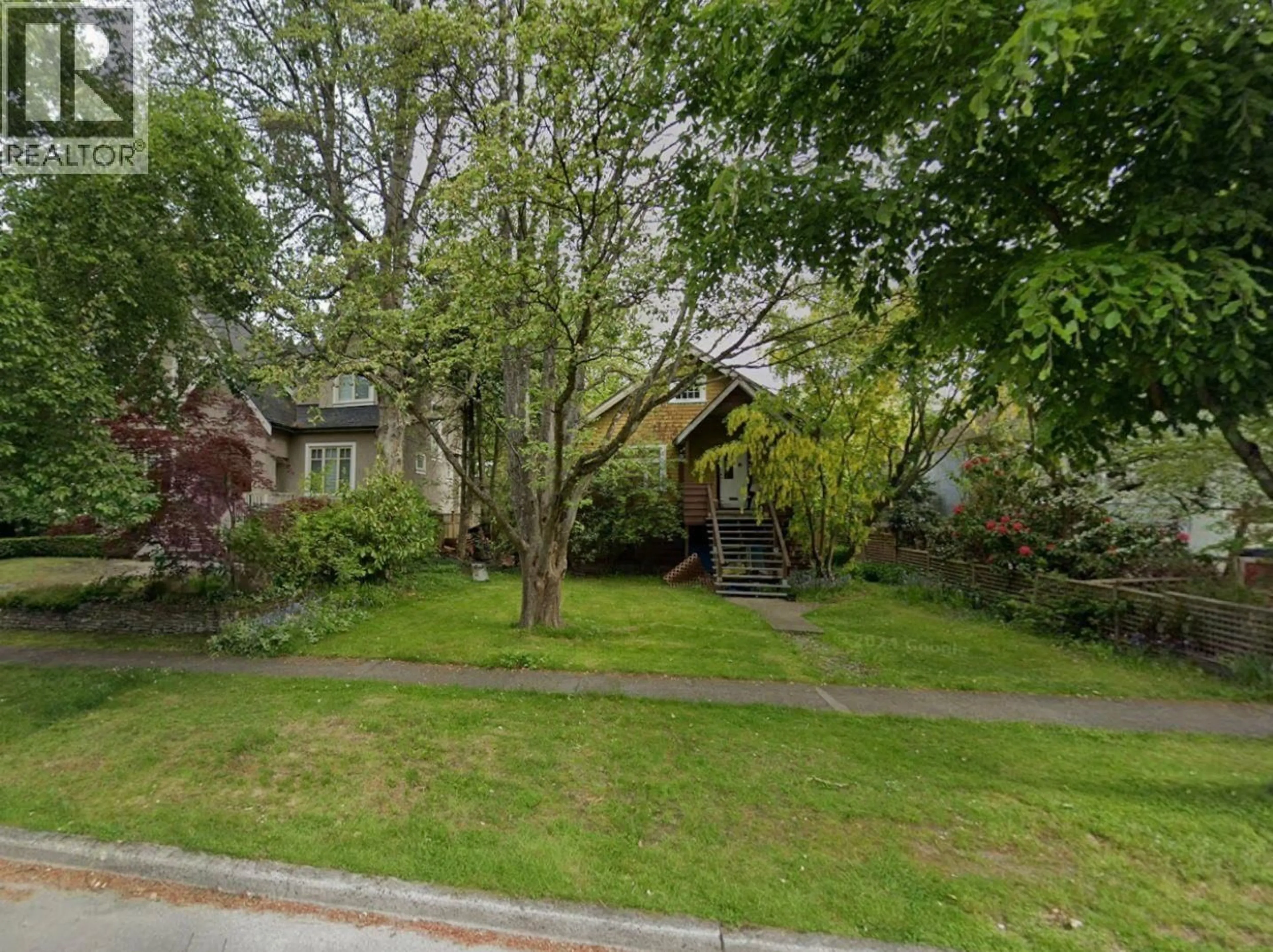 A pic from outside/outdoor area/front of a property/back of a property/a pic from drone, street for 3569 35TH AVENUE, Vancouver British Columbia V6N2N4