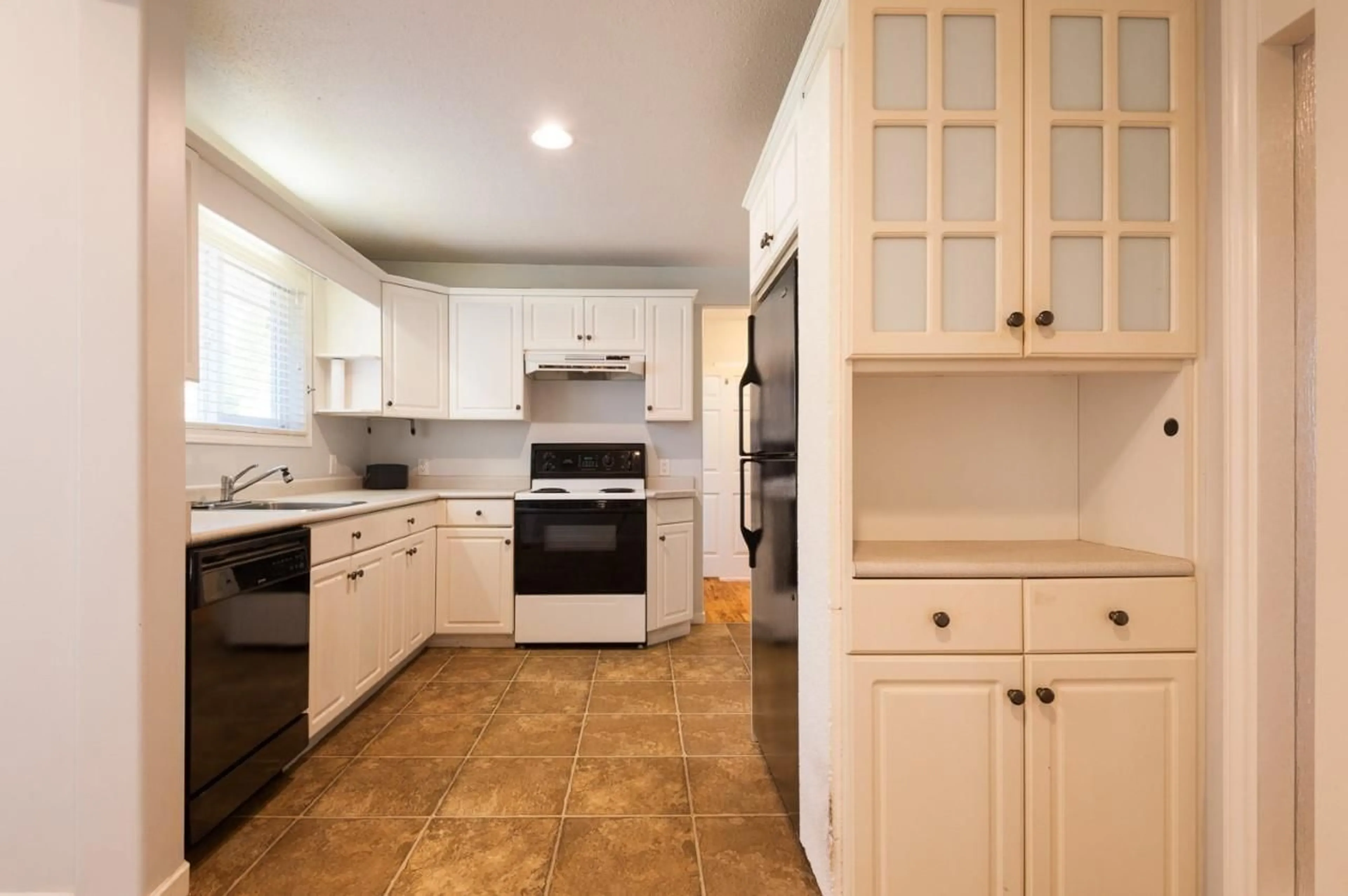 Standard kitchen, ceramic/tile floor for 15661 ROPER AVENUE, White Rock British Columbia V4B2G9