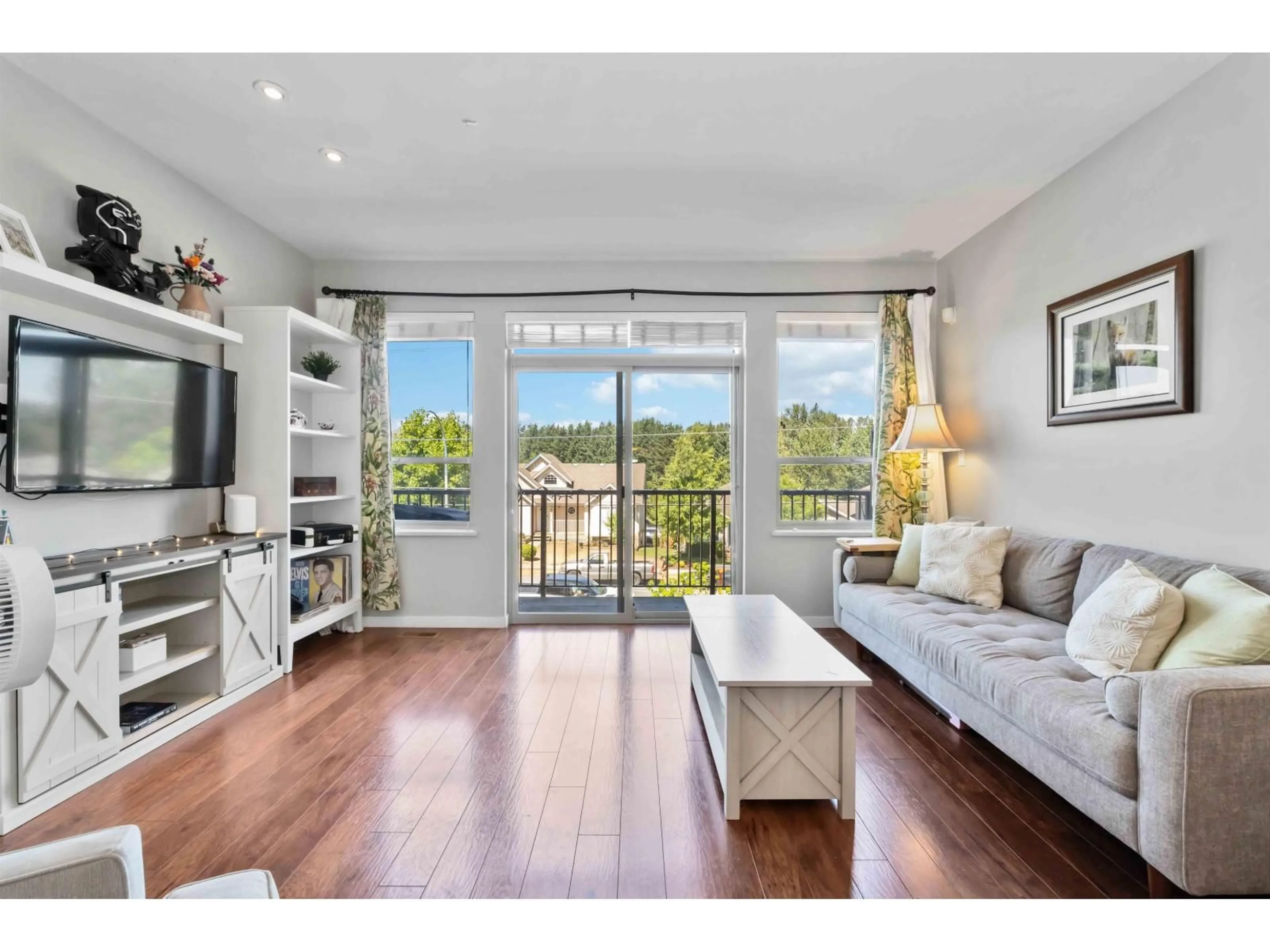 Living room with furniture, wood/laminate floor for 76 - 34248 KING, Abbotsford British Columbia V2S0B1