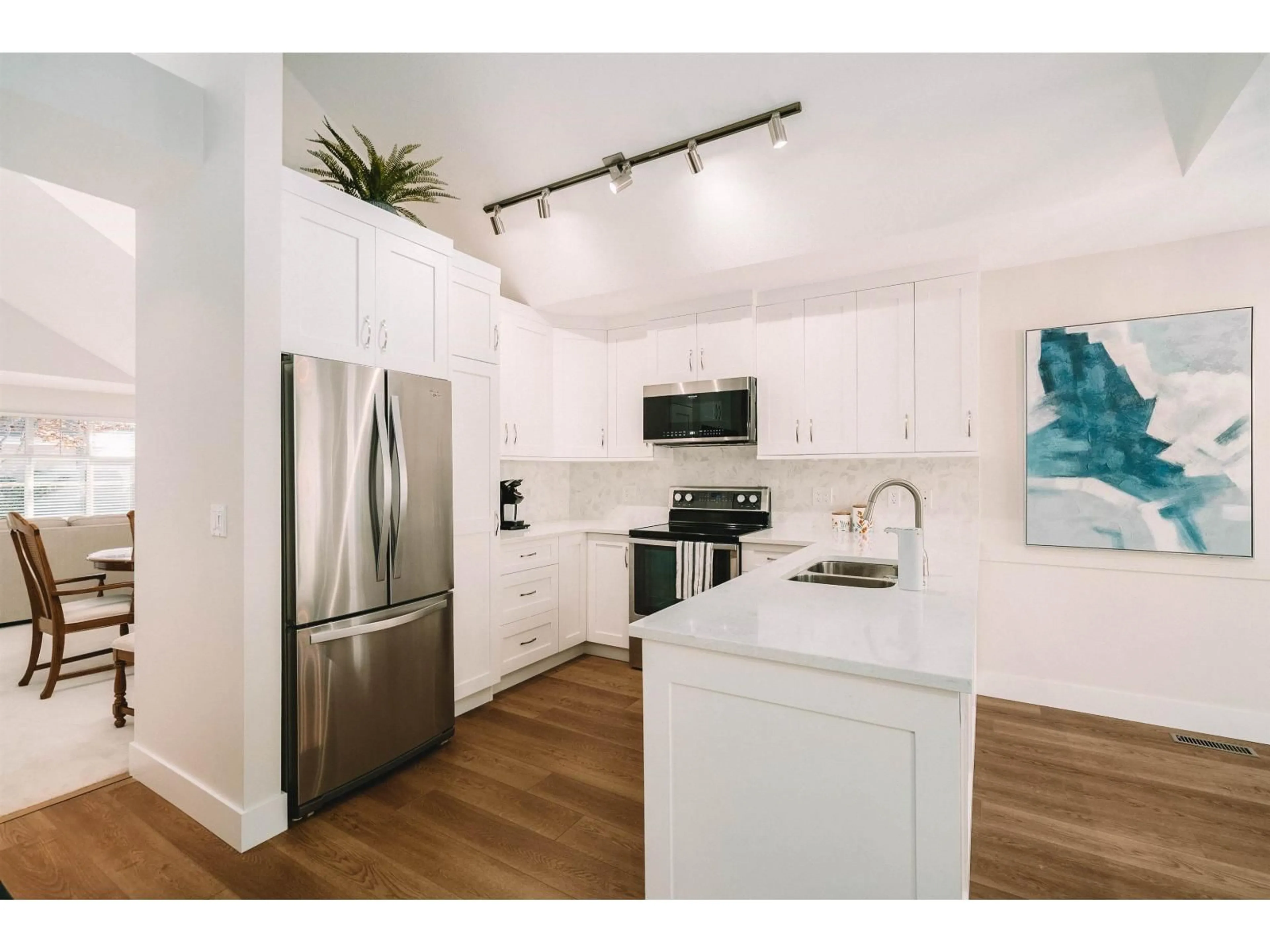 Open concept kitchen, wood/laminate floor for 19 - 14877 33, Surrey British Columbia V4P3A3