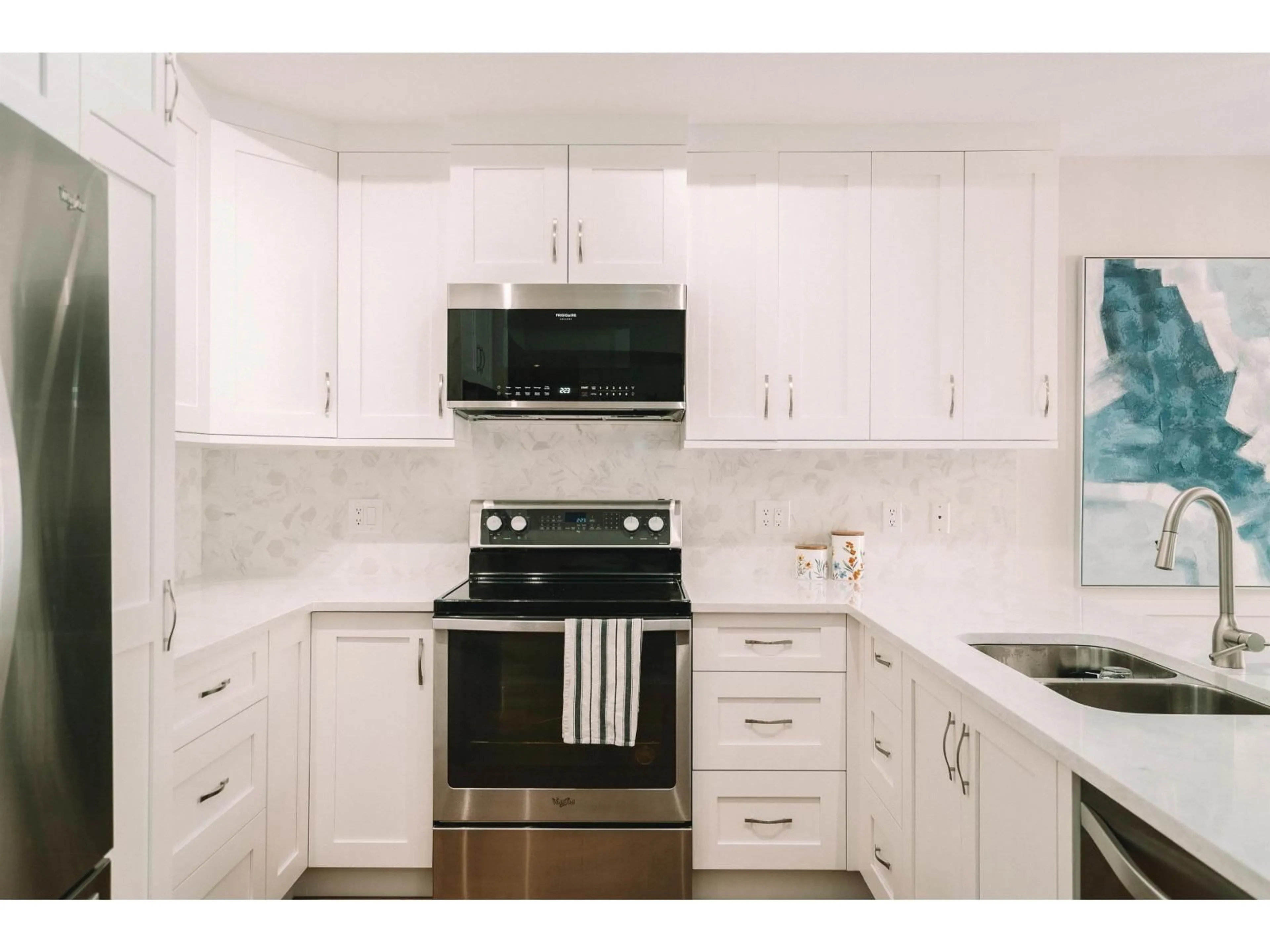 Standard kitchen, unknown for 19 - 14877 33, Surrey British Columbia V4P3A3