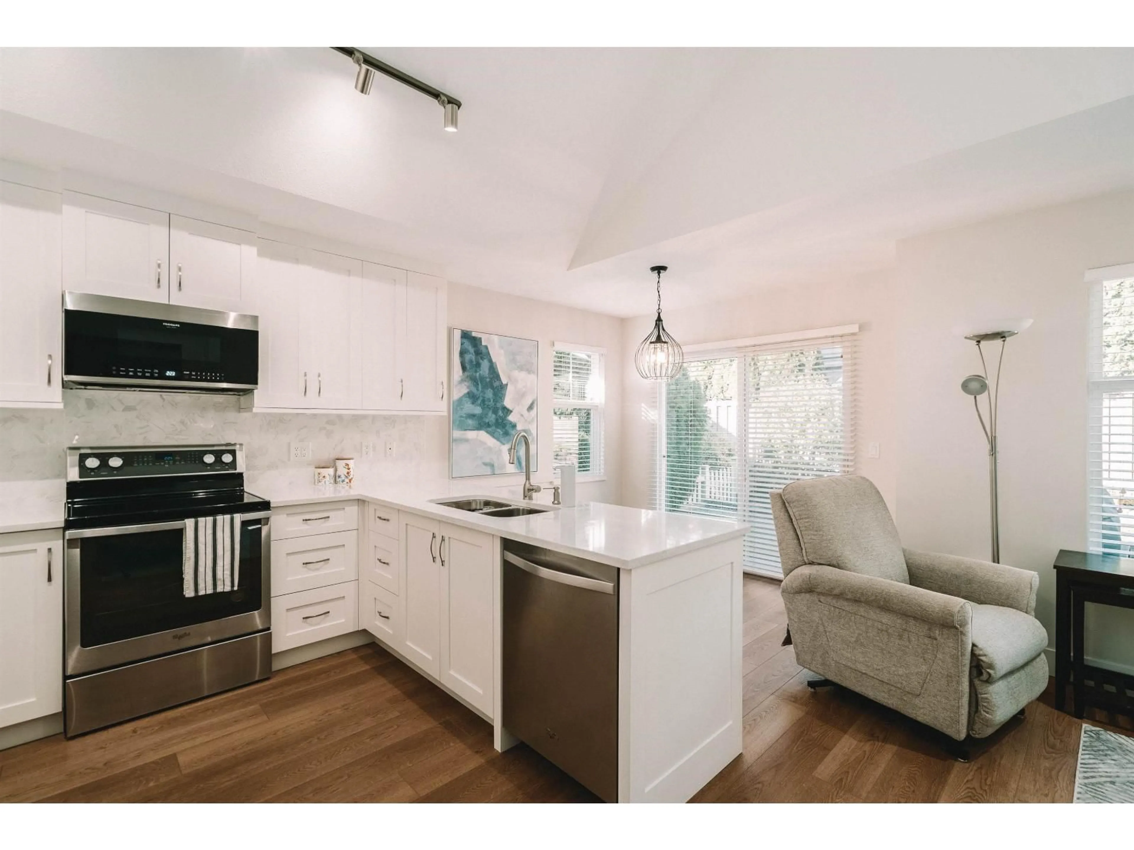 Open concept kitchen, unknown for 19 - 14877 33, Surrey British Columbia V4P3A3