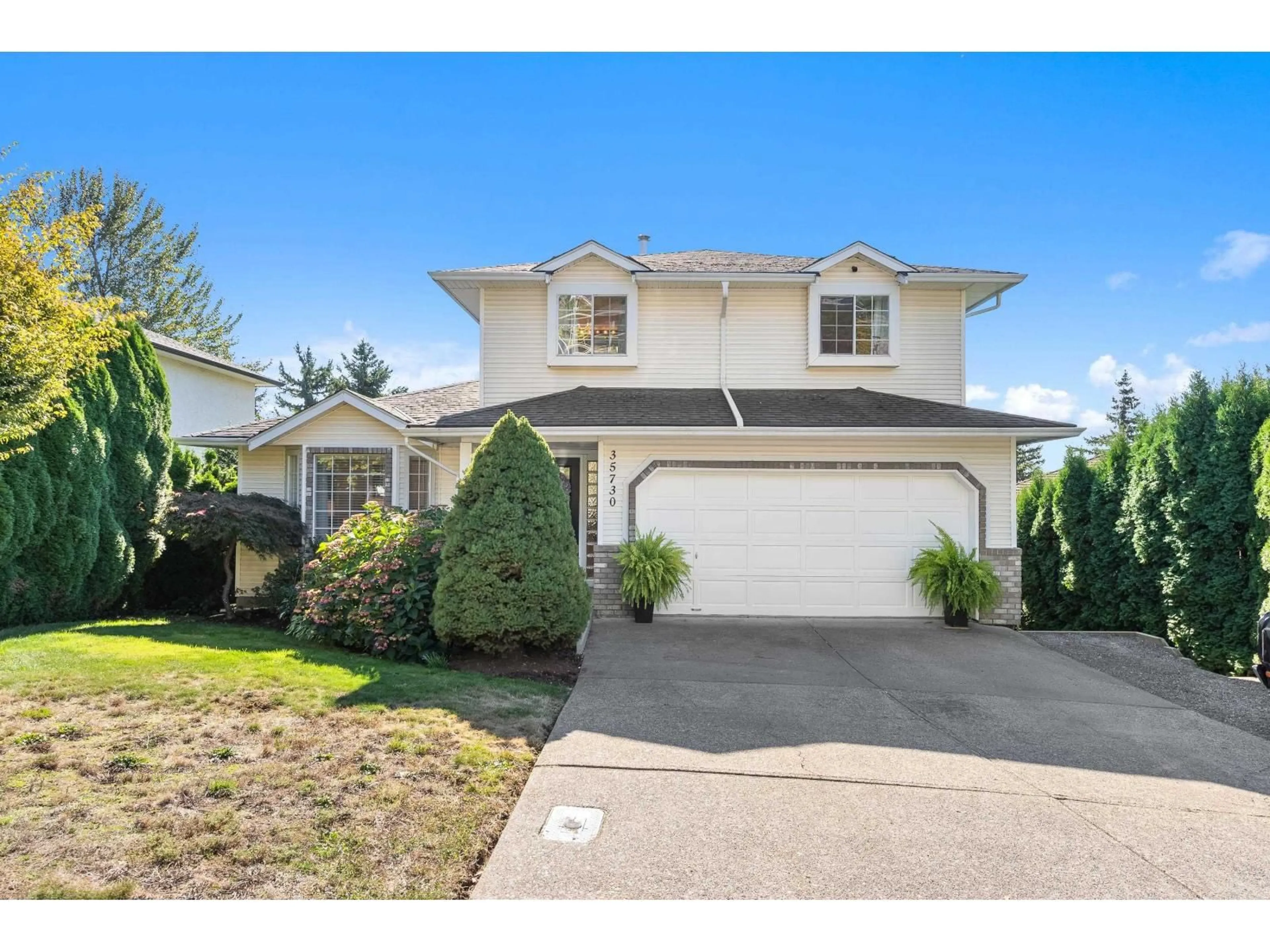 Home with vinyl exterior material, street for 35730 TIMBERLANE, Abbotsford British Columbia V3G1G3