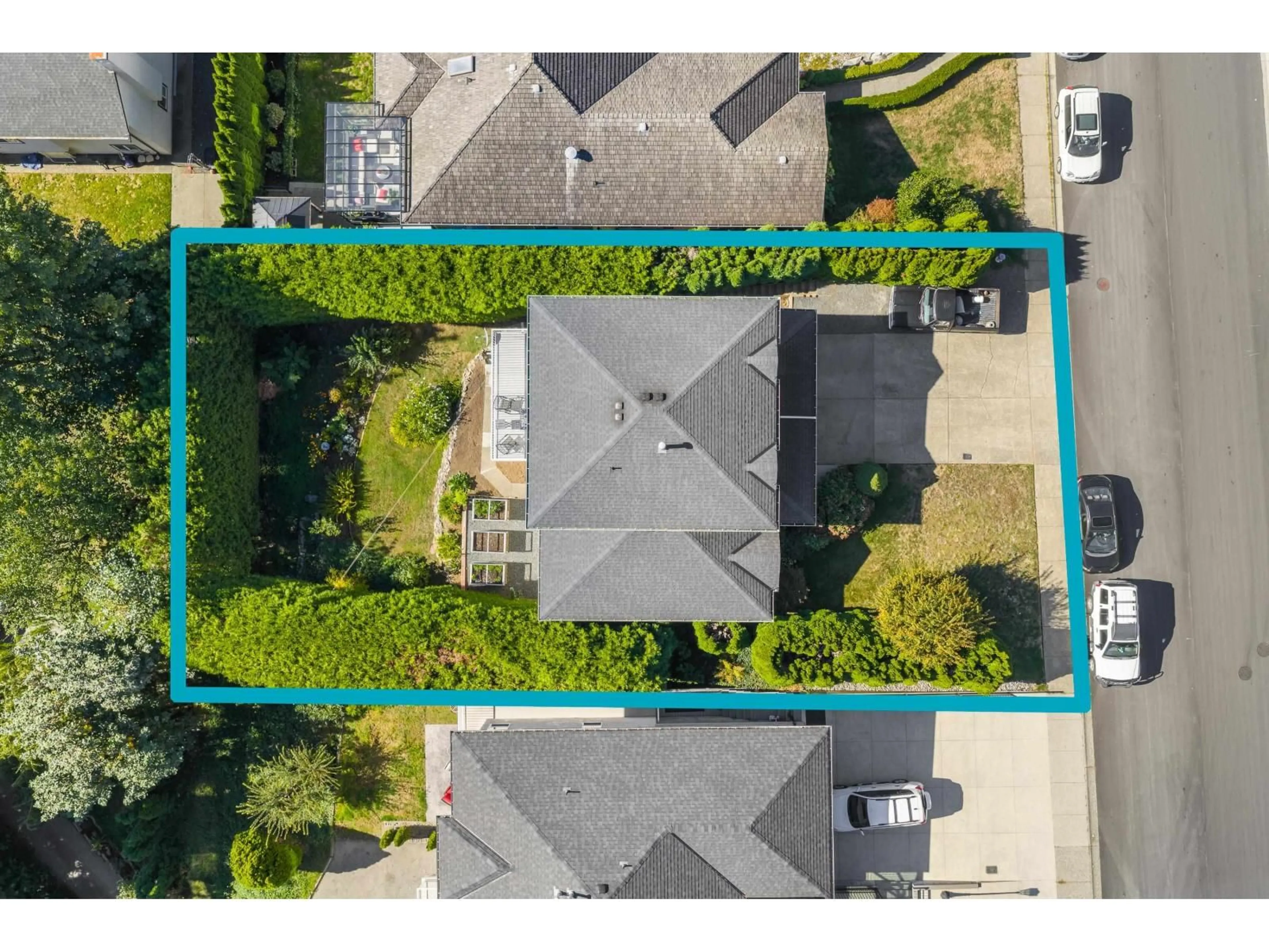 A pic from outside/outdoor area/front of a property/back of a property/a pic from drone, street for 35730 TIMBERLANE, Abbotsford British Columbia V3G1G3