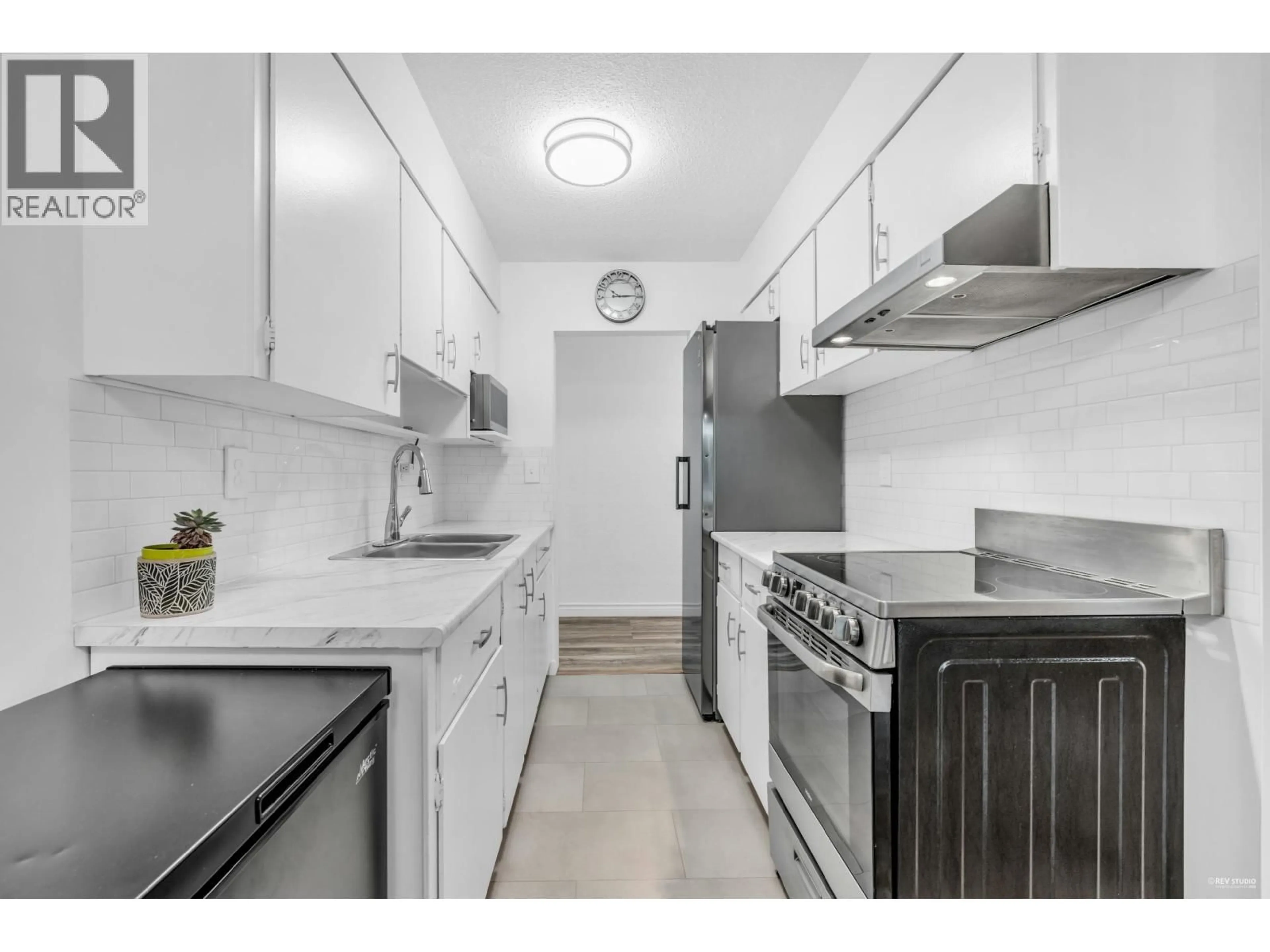 Standard kitchen, unknown for 704 - 555 28TH STREET, North Vancouver British Columbia V7N2J7