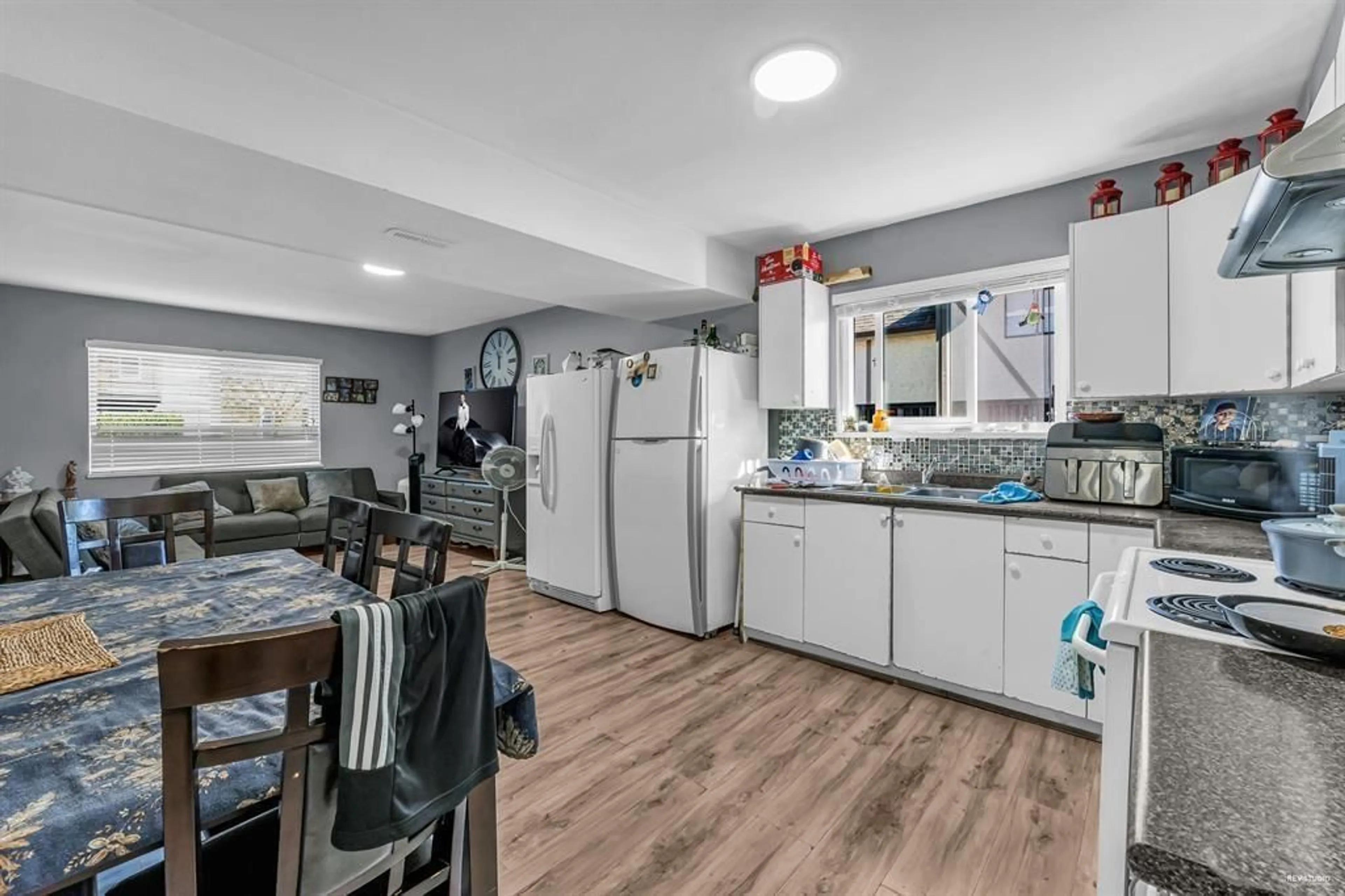 Open concept kitchen, ceramic/tile floor for 13572 68 AVENUE, Surrey British Columbia V3W2G3