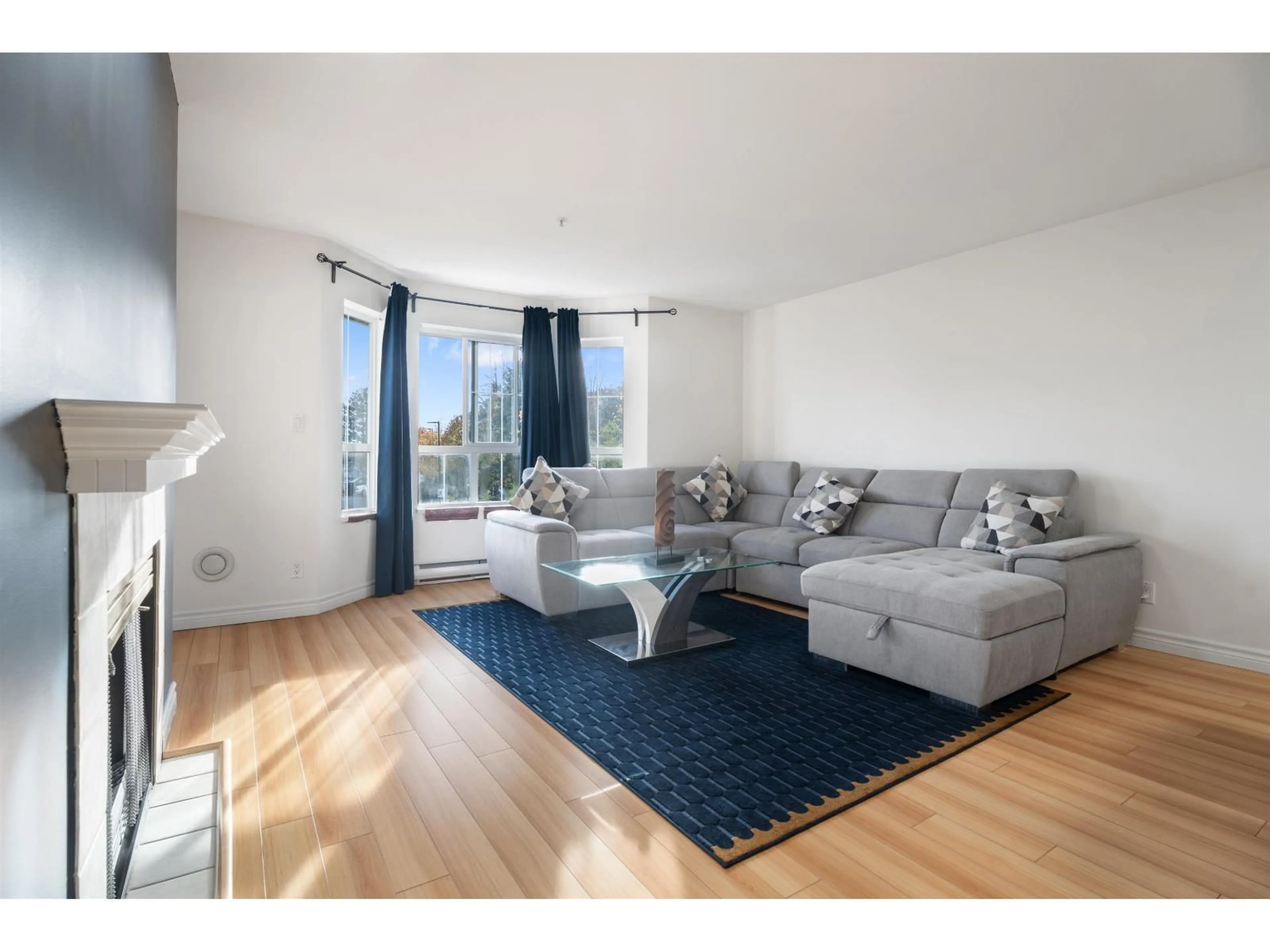 Living room with furniture, unknown for 318 - 15268 105 AVENUE, Surrey British Columbia V3R0W8