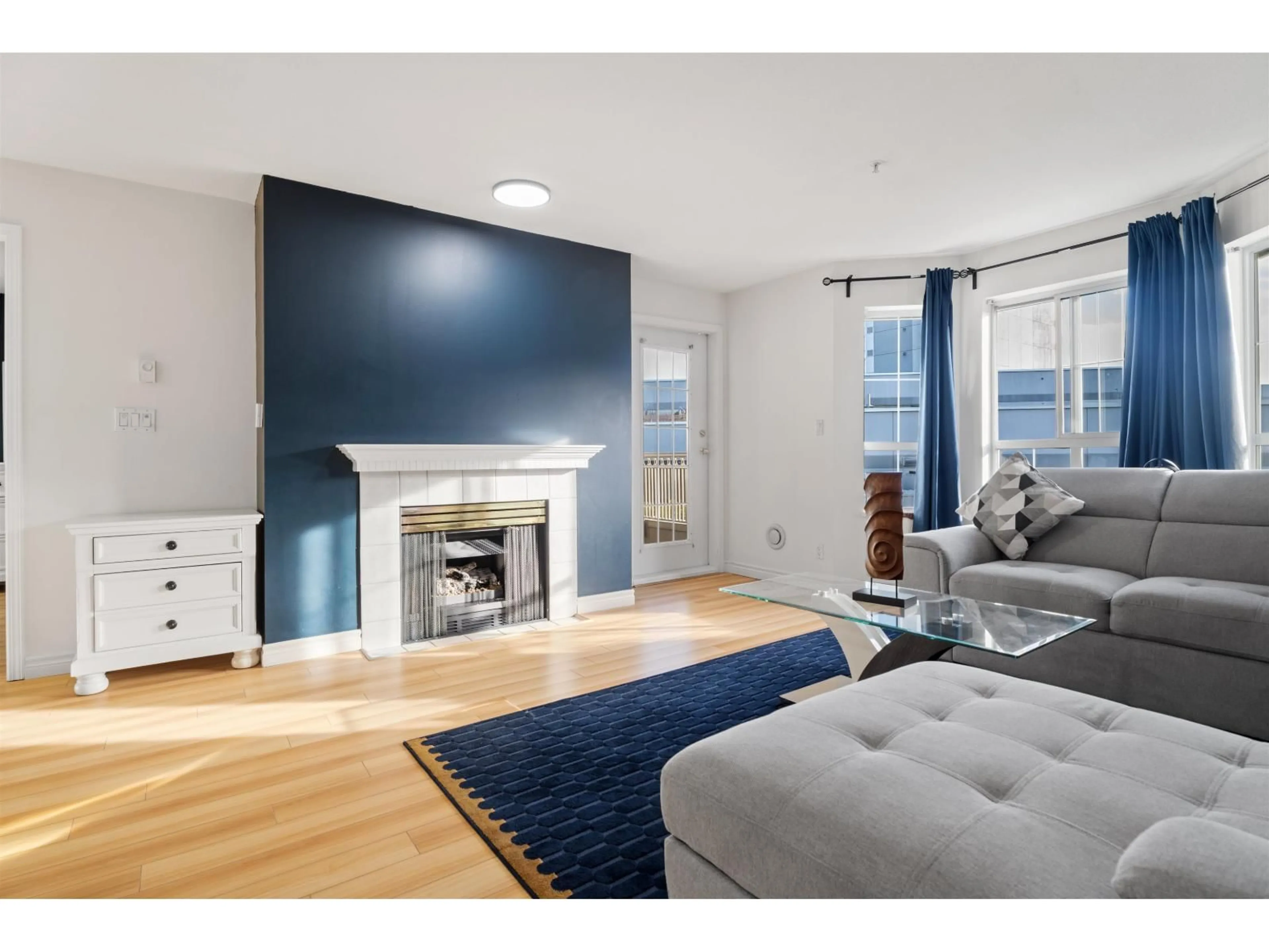 Living room with furniture, unknown for 318 - 15268 105 AVENUE, Surrey British Columbia V3R0W8