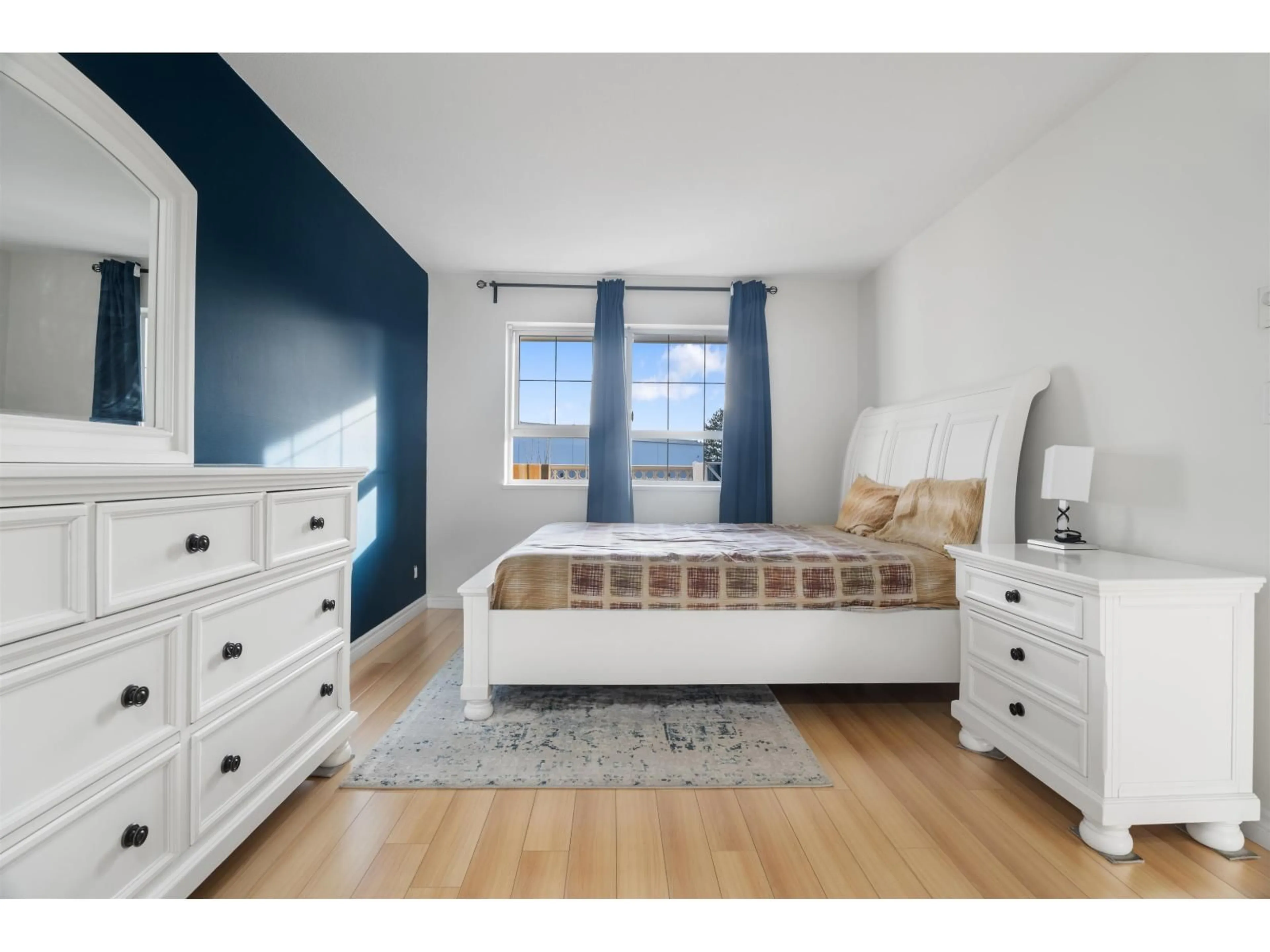 Bedroom with bed, wood/laminate floor for 318 - 15268 105 AVENUE, Surrey British Columbia V3R0W8