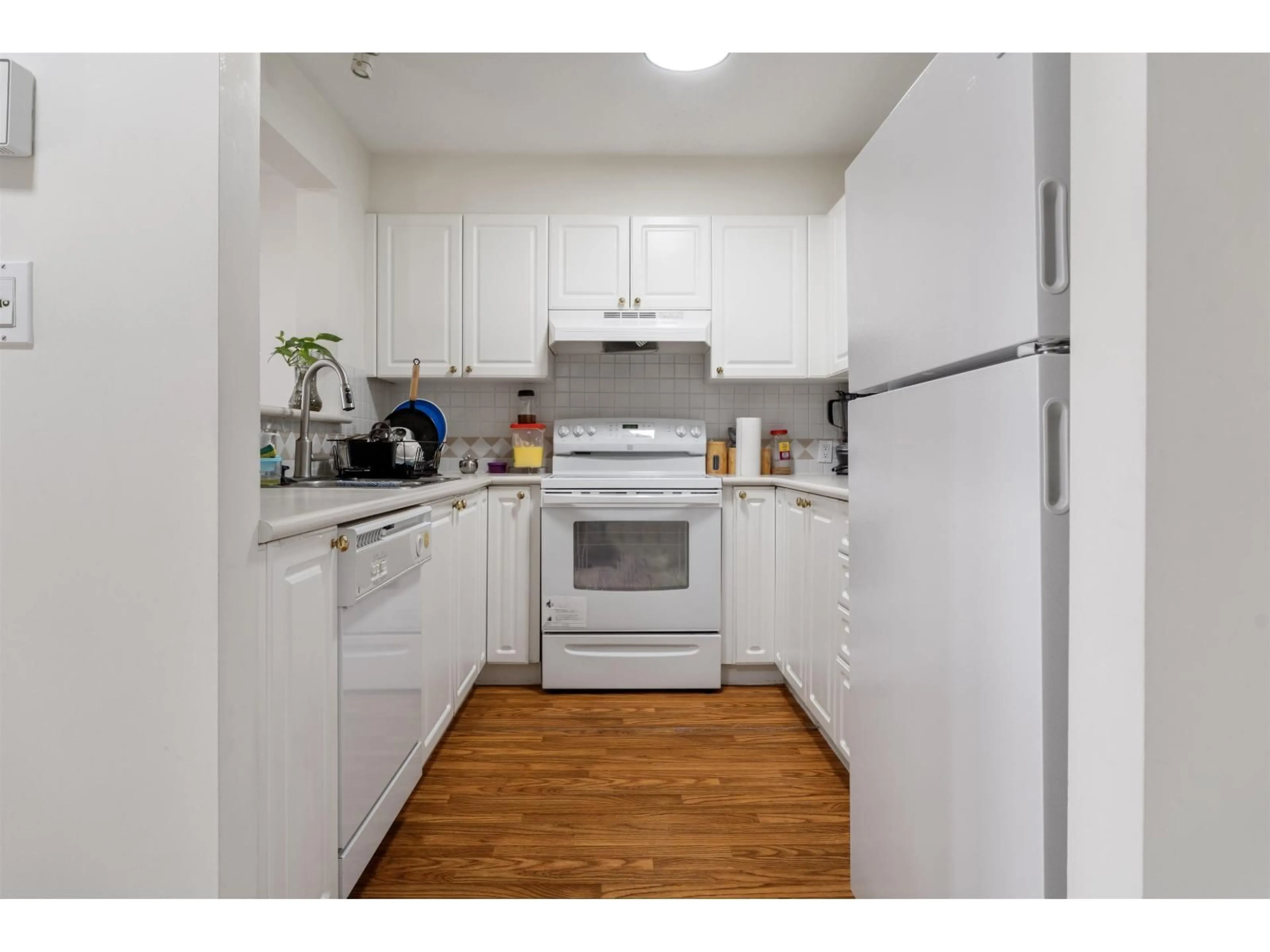 Standard kitchen, wood/laminate floor for 318 - 15268 105 AVENUE, Surrey British Columbia V3R0W8