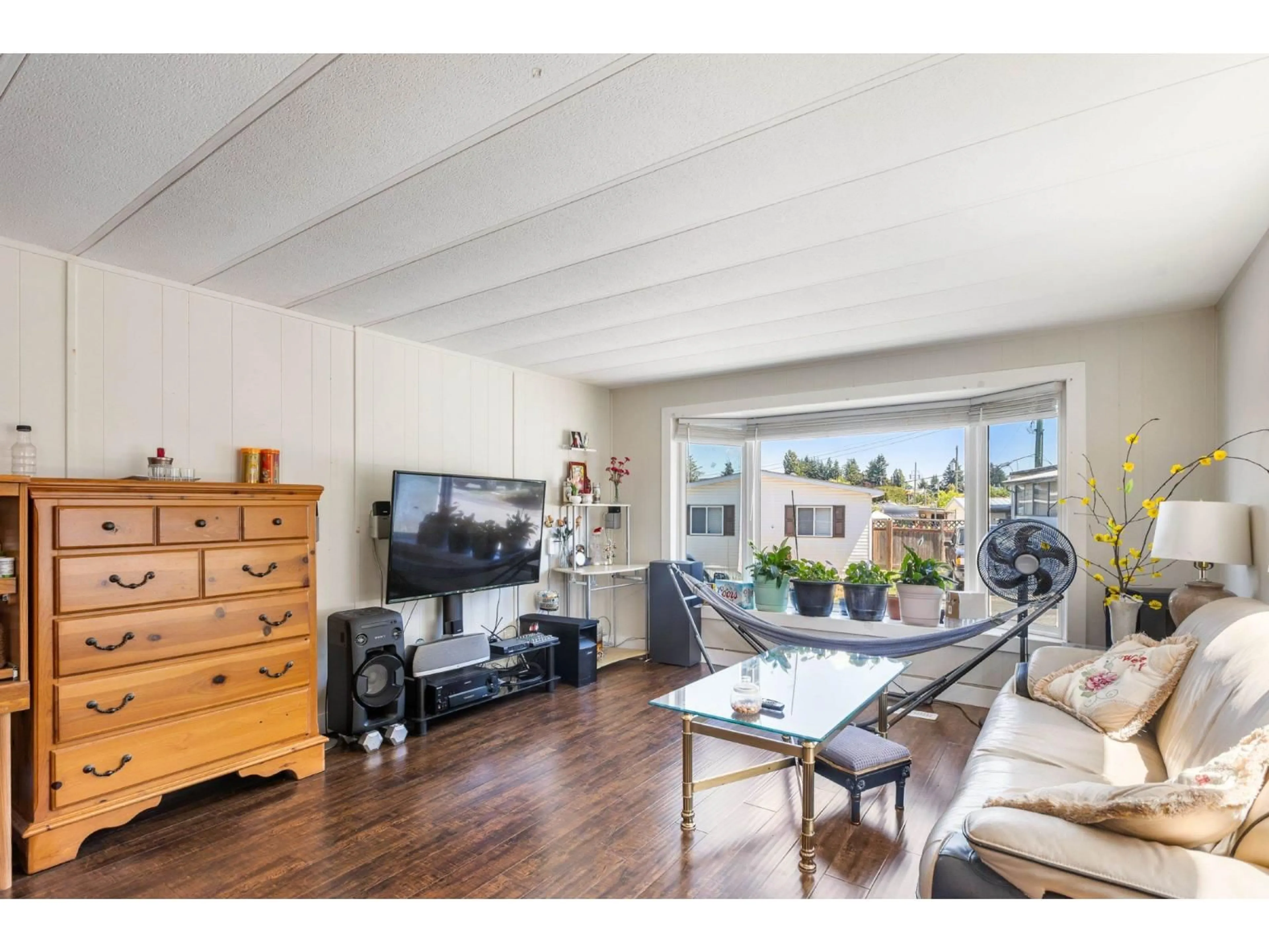 Living room with furniture, wood/laminate floor for 21B - 26892 FRASER, Langley British Columbia V4W3V3