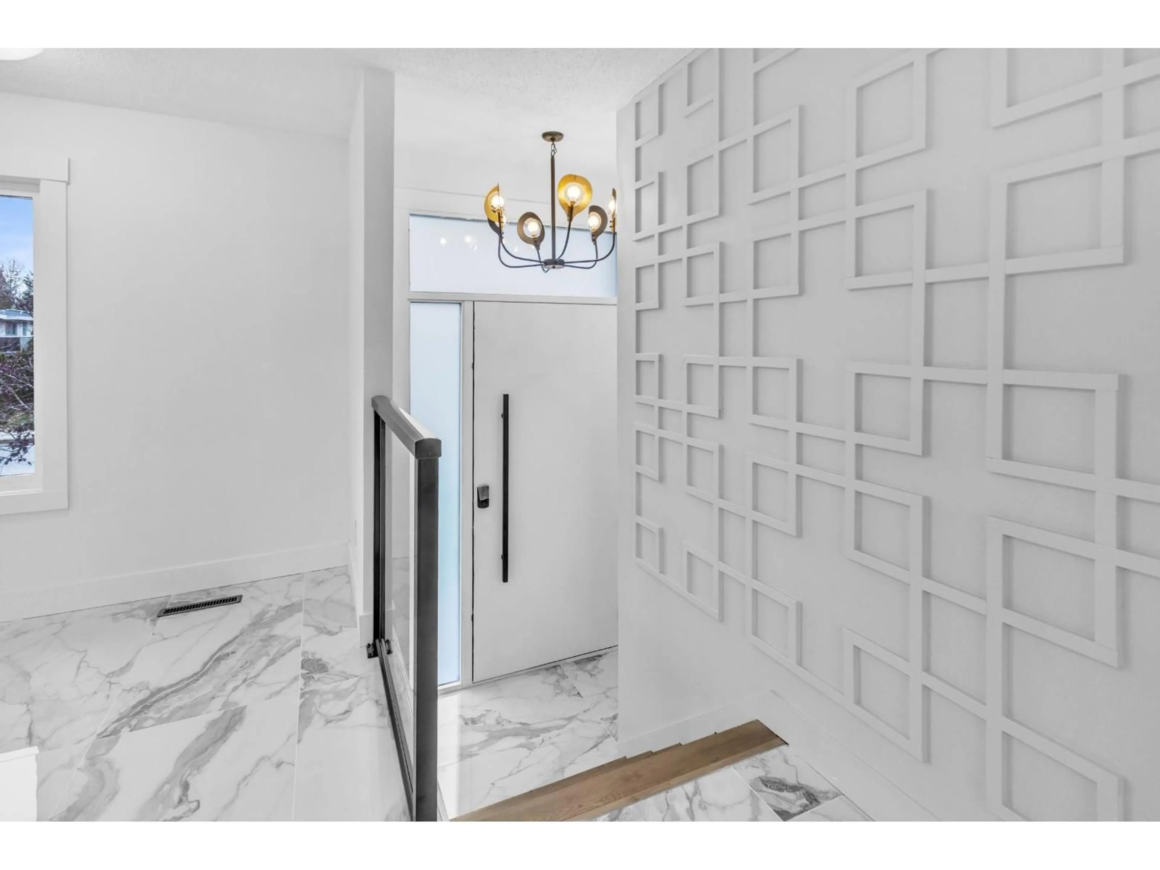 Indoor entryway for 45122 BALMORAL AVENUE, Chilliwack British Columbia V2R3G8