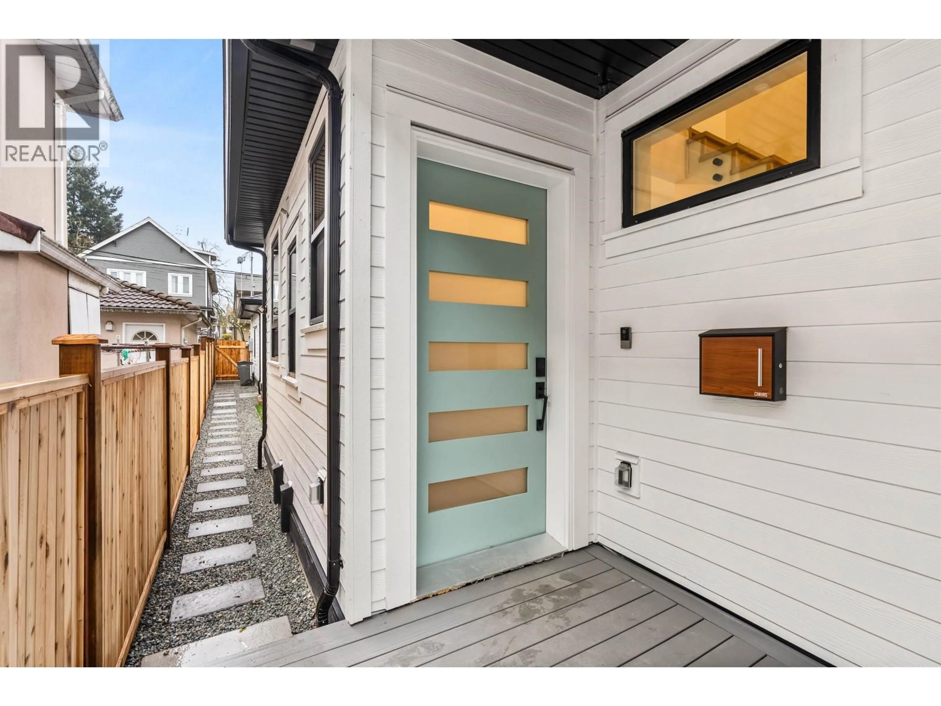 Indoor entryway for 2 - 1822 14TH AVENUE, Vancouver British Columbia V5N2E2