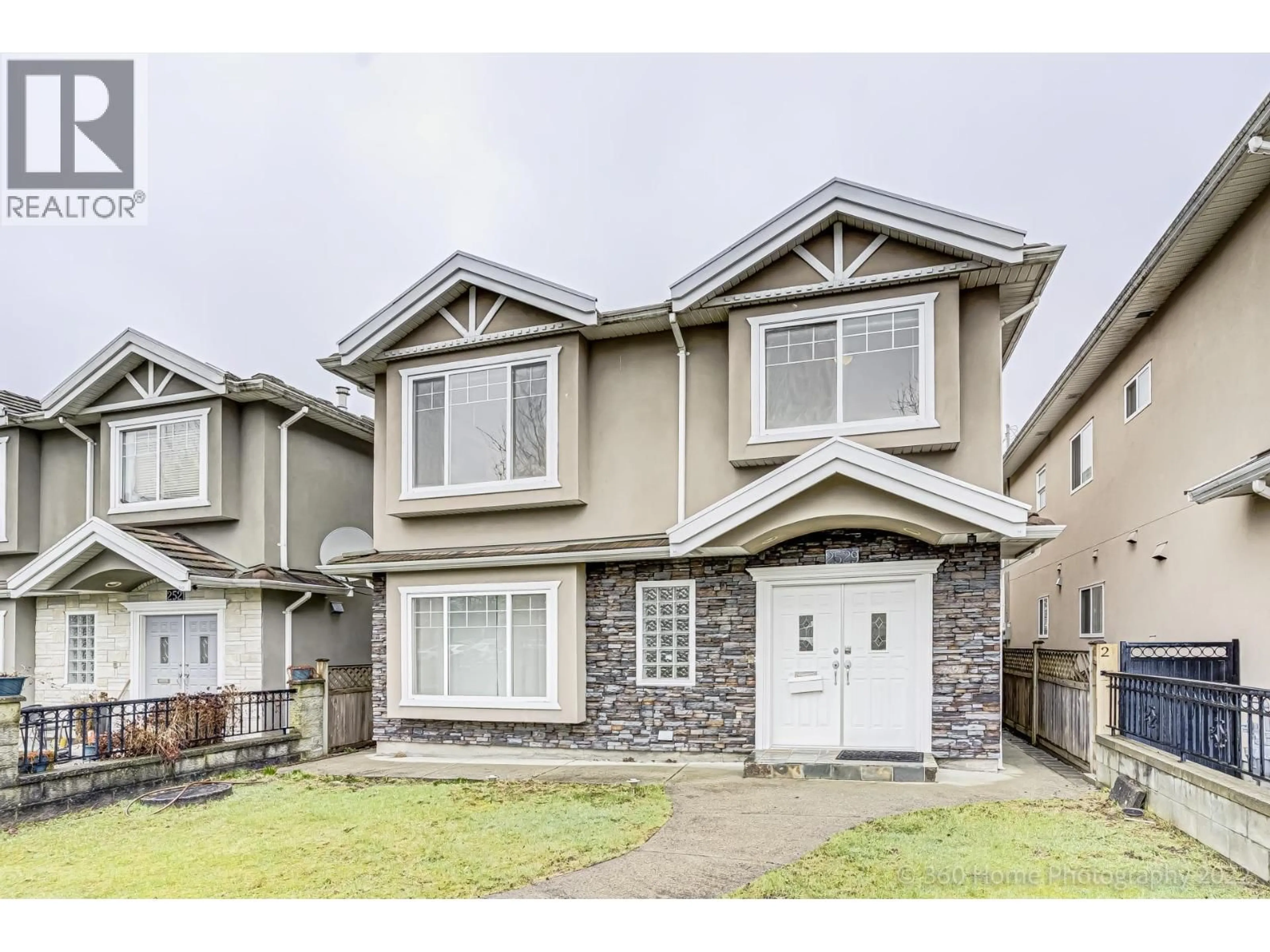 Home with vinyl exterior material, street for 2529 FRANKLIN STREET, Vancouver British Columbia V5K1X5