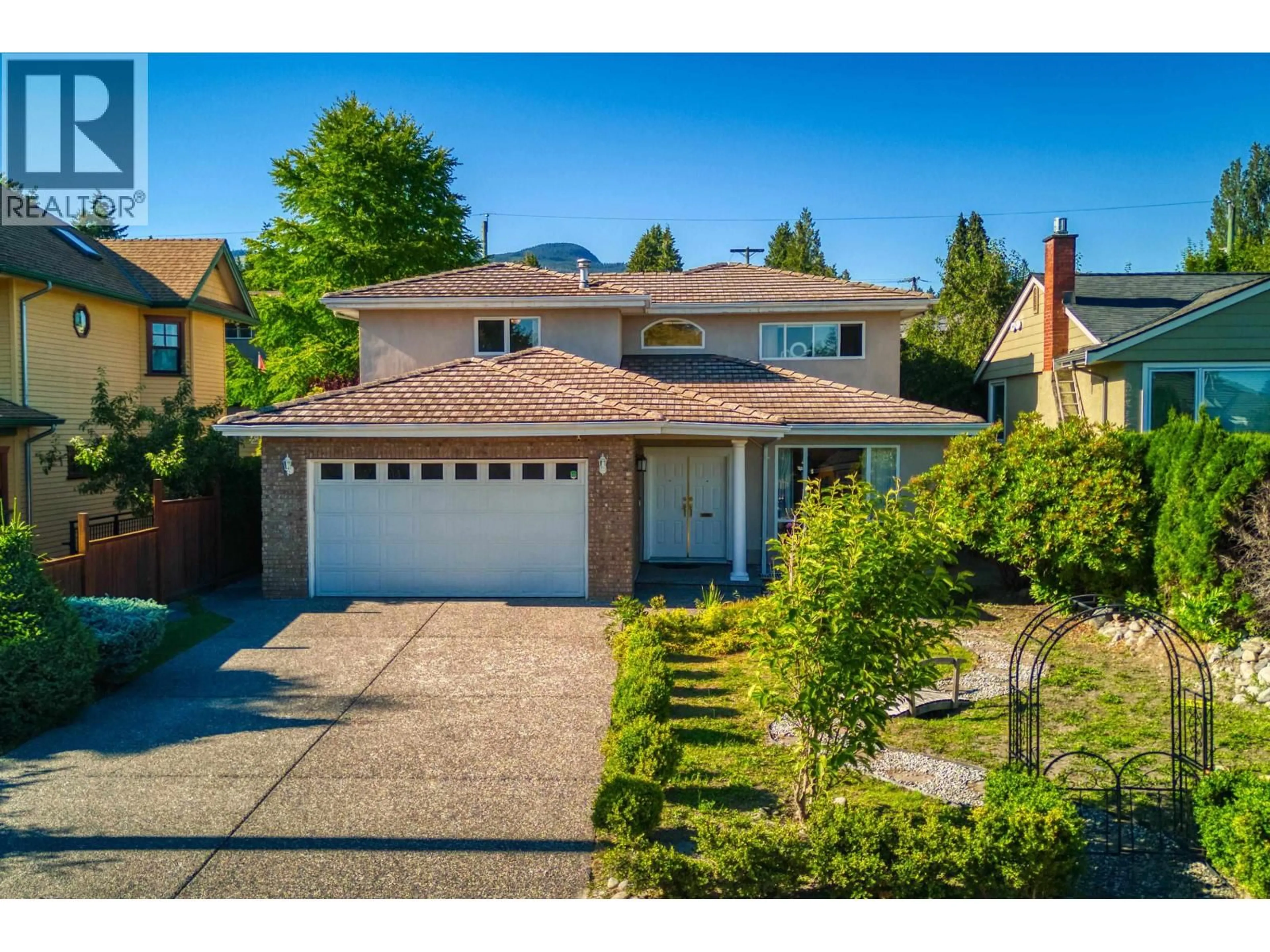 A pic from outside/outdoor area/front of a property/back of a property/a pic from drone, street for 826 13TH STREET, North Vancouver British Columbia V7L2M9