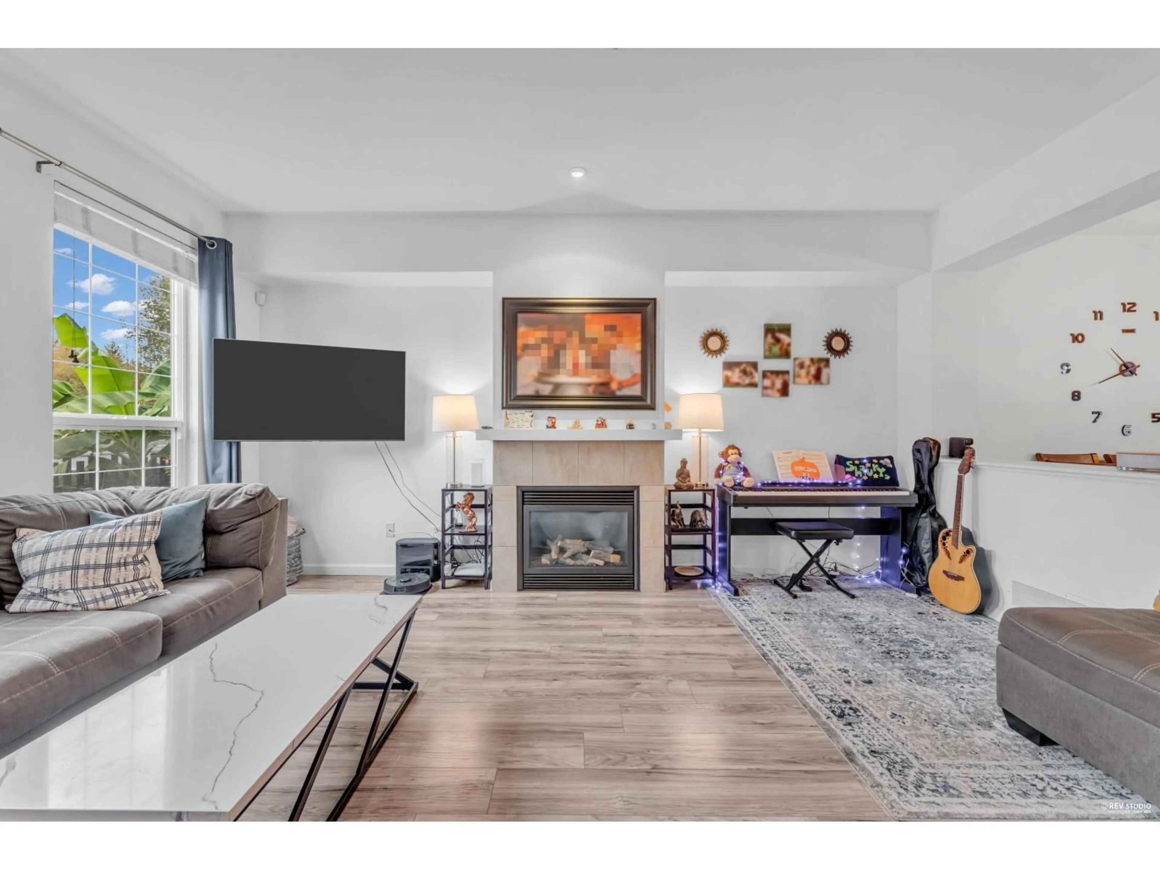 Living room with furniture, wood/laminate floor for 6956 208, Langley British Columbia V2Y0G1